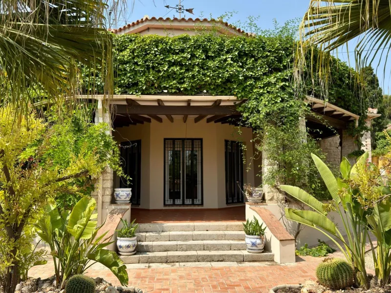 Exclusive Villa Surrounded by Nature in Alicante