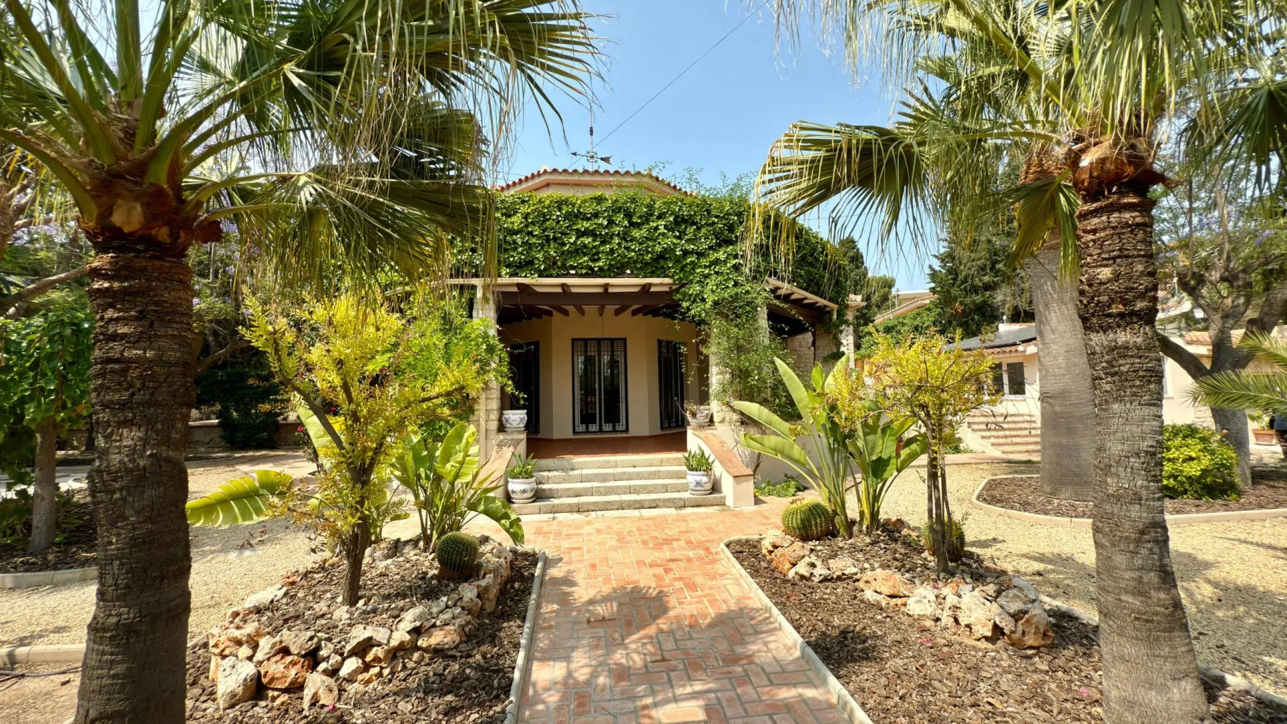 Exclusive Villa Surrounded by Nature in Alicante