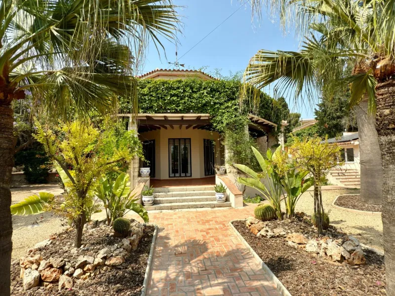 Exclusive Villa Surrounded by Nature in Alicante