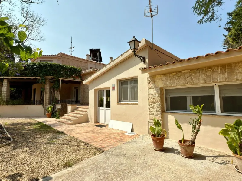Exclusive Villa Surrounded by Nature in Alicante