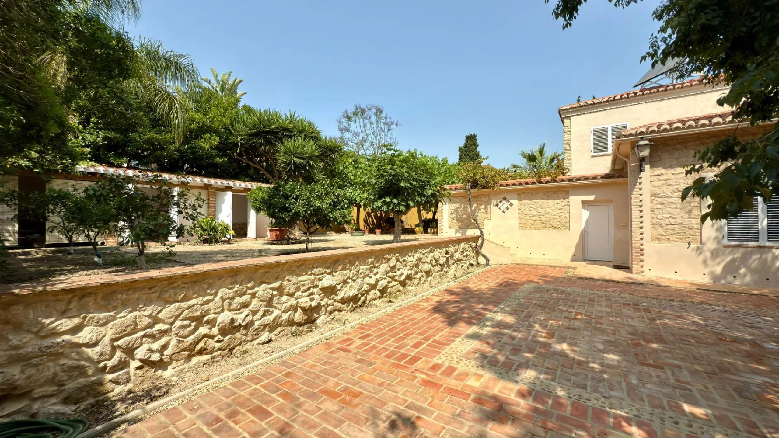 Exclusive Villa Surrounded by Nature in Alicante