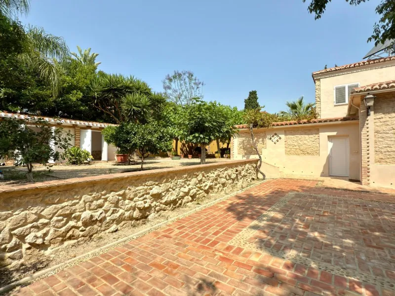Exclusive Villa Surrounded by Nature in Alicante