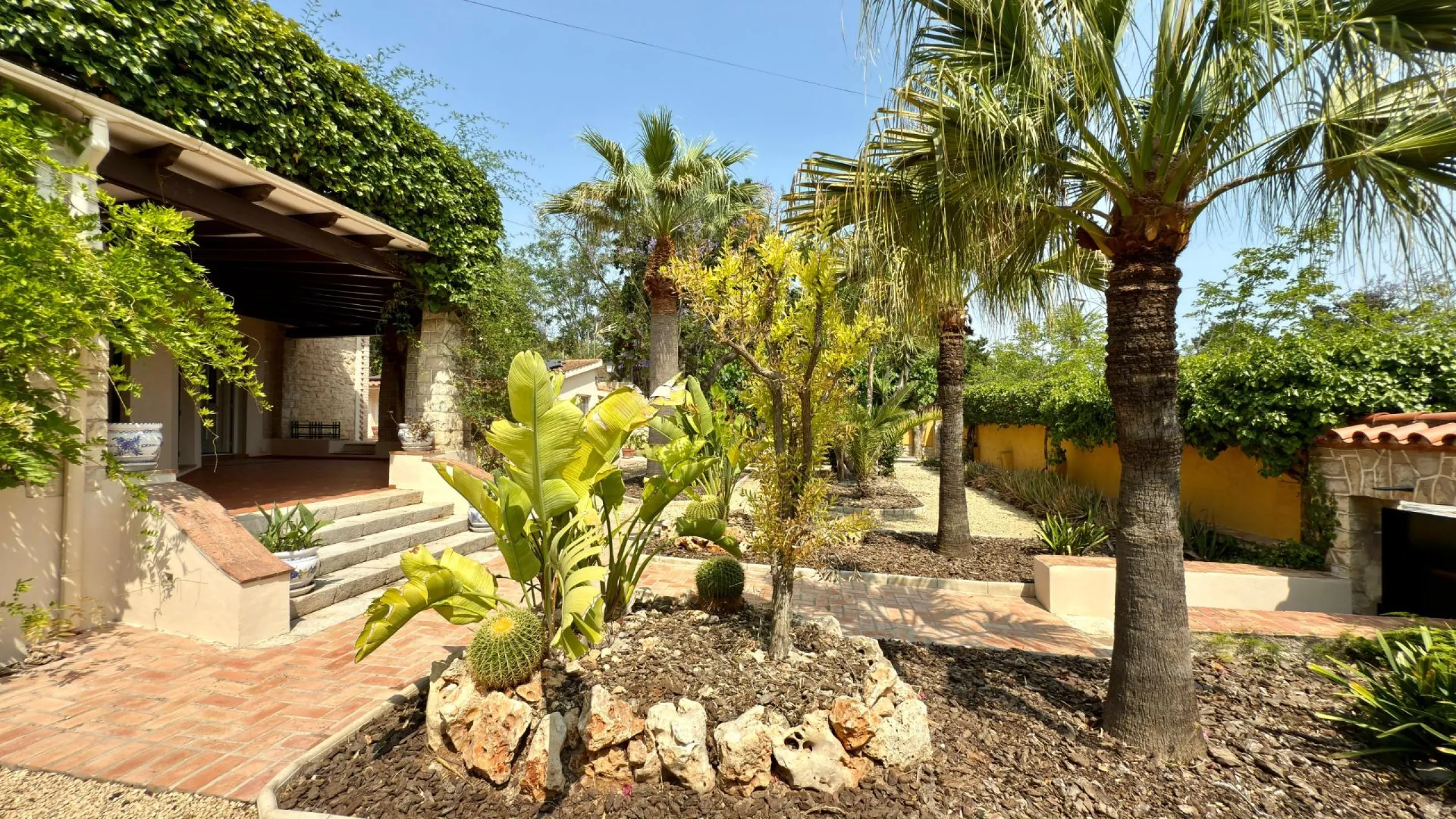 Exclusive Villa Surrounded by Nature in Alicante