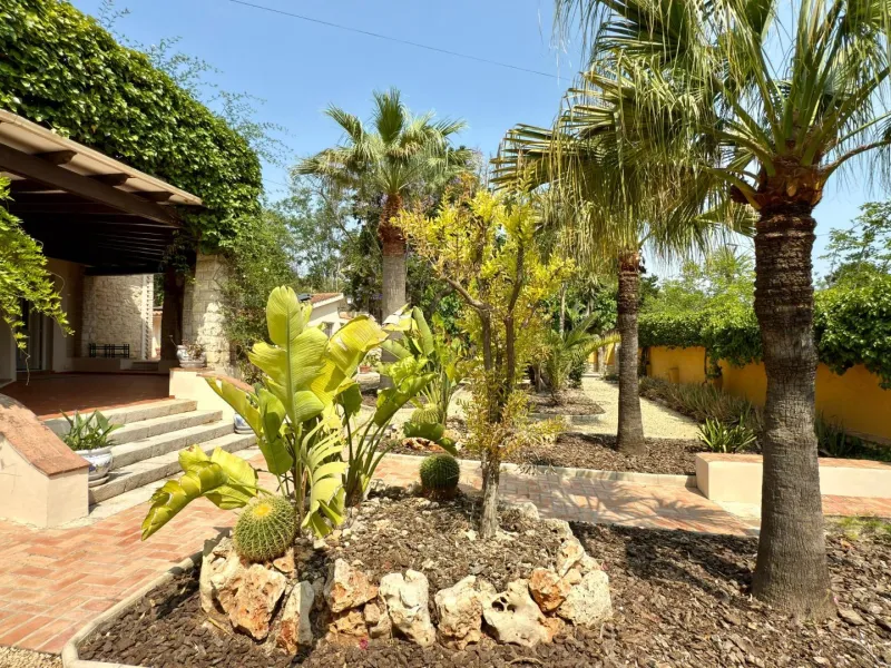 Exclusive Villa Surrounded by Nature in Alicante