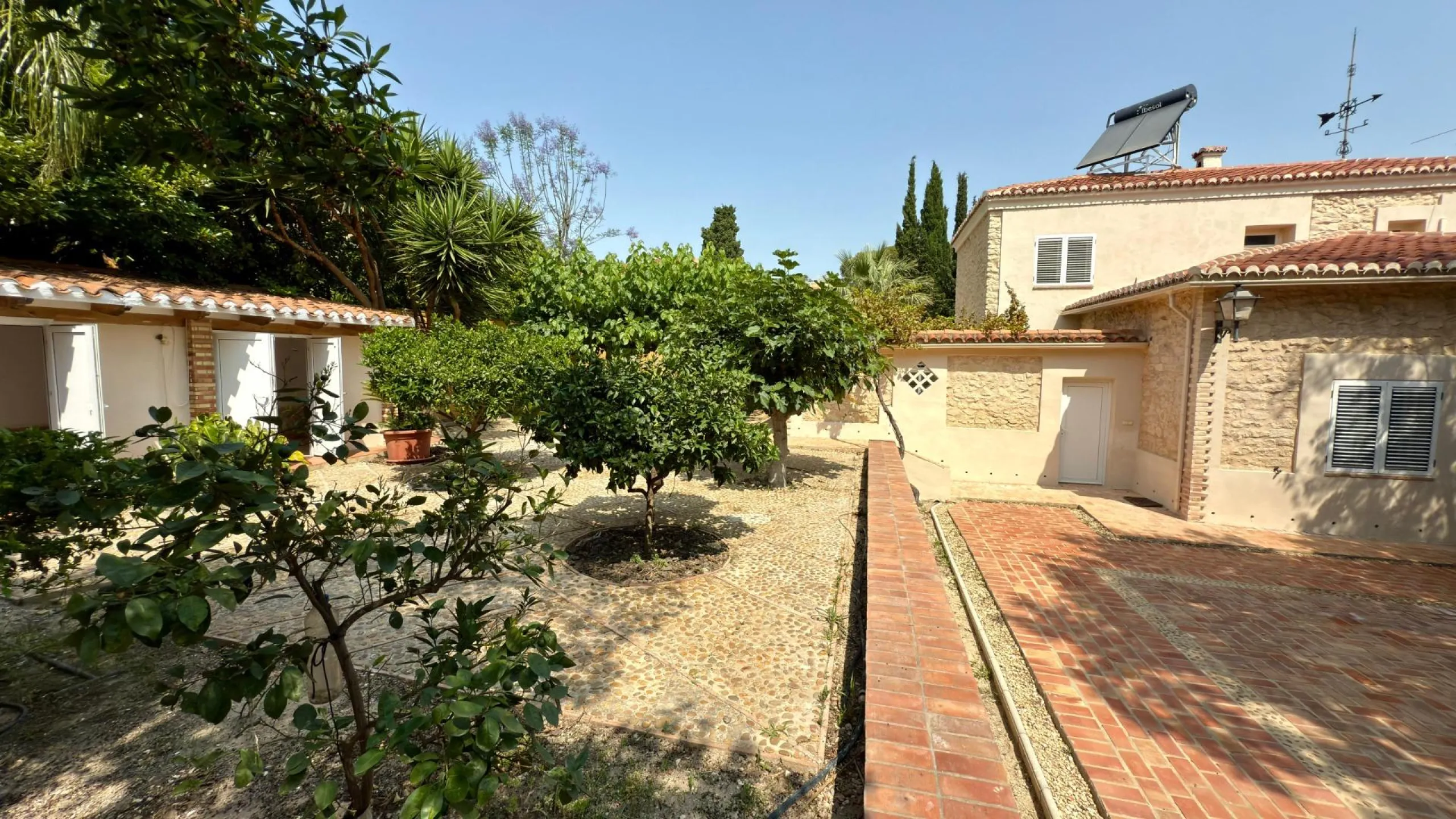 Exclusive Villa Surrounded by Nature in Alicante