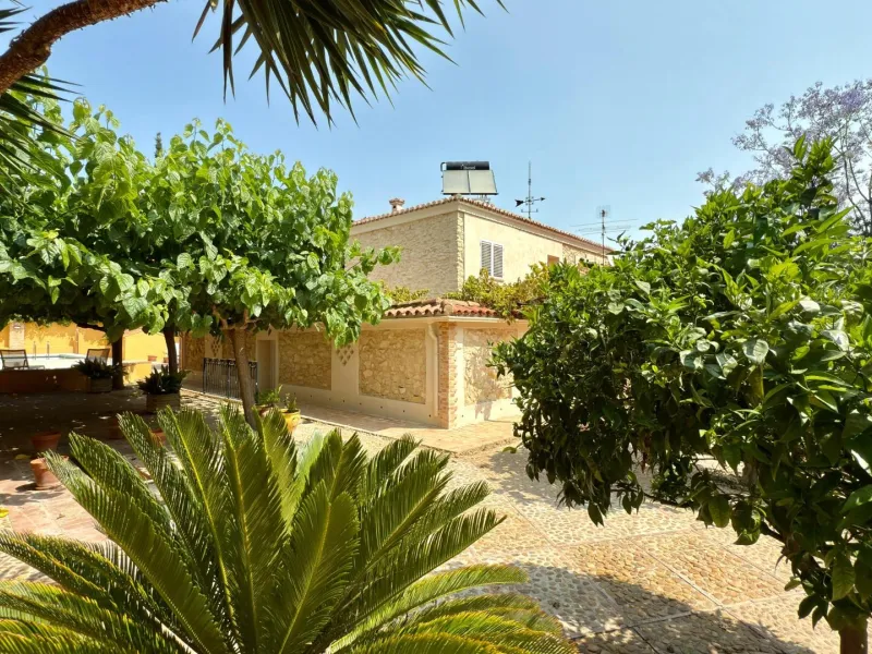 Exclusive Villa Surrounded by Nature in Alicante
