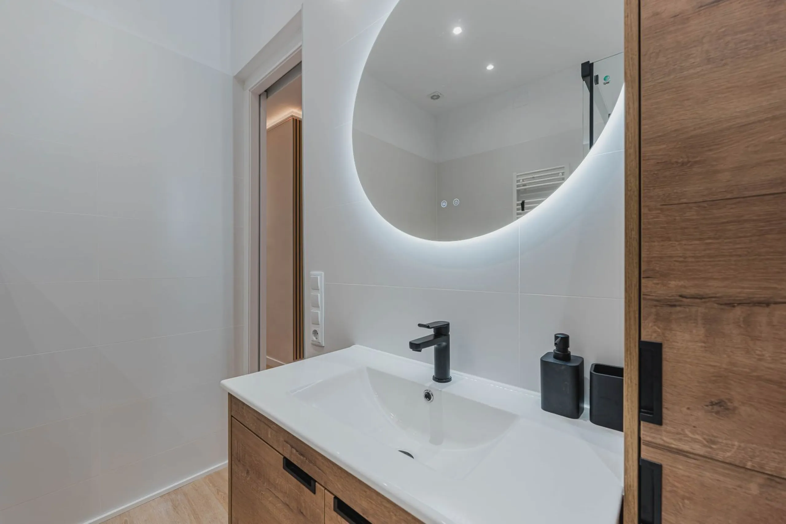 Newly Renovated Apartment with Balcony in Nova Esquerra de l’Eixample, Barcelona