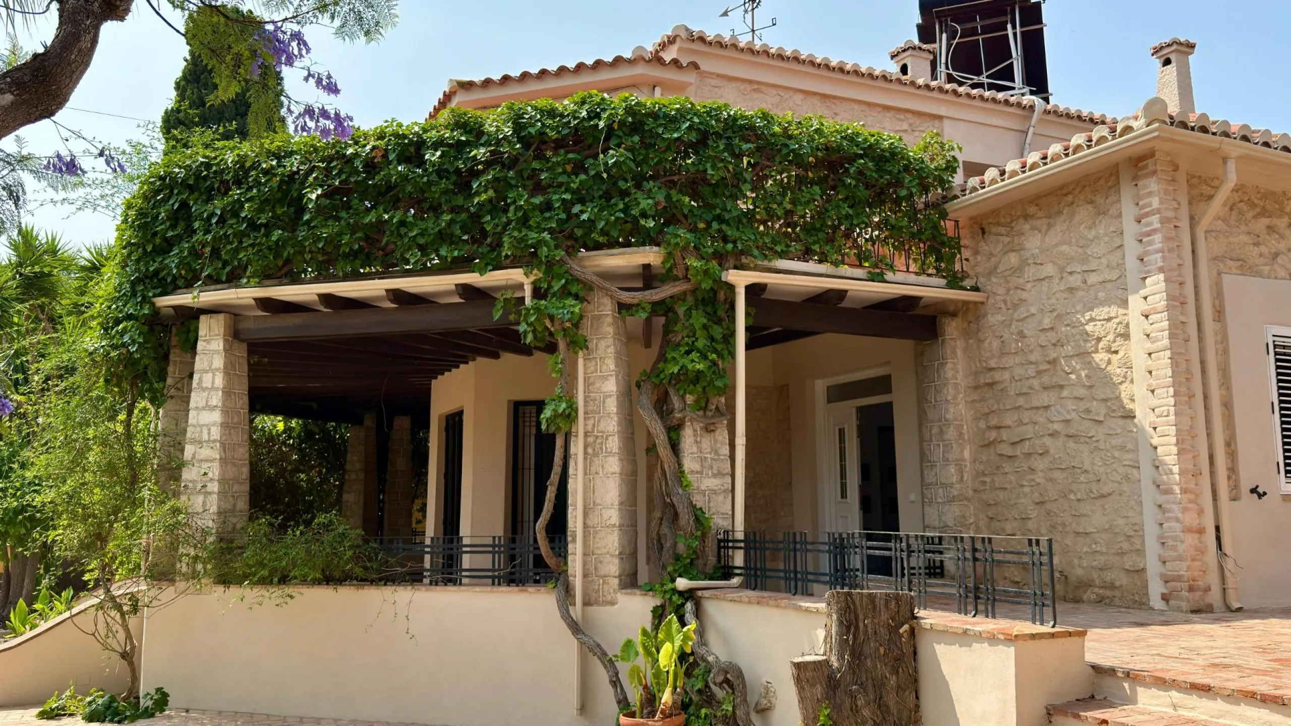 Exclusive Villa Surrounded by Nature in Alicante