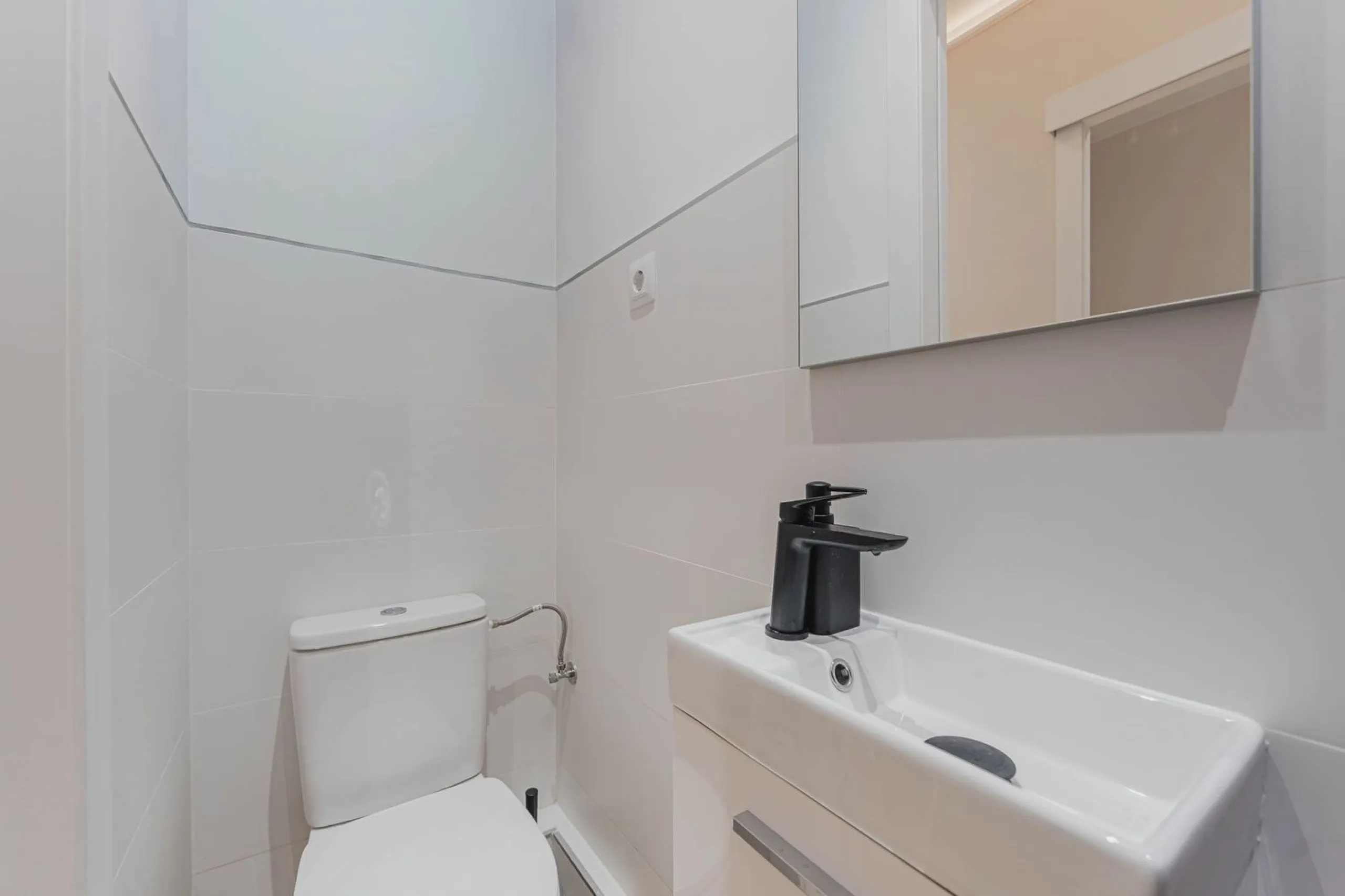 Newly Renovated Apartment with Balcony in Nova Esquerra de l’Eixample, Barcelona