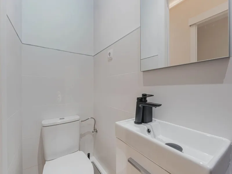 Newly Renovated Apartment with Balcony in Nova Esquerra de l’Eixample, Barcelona