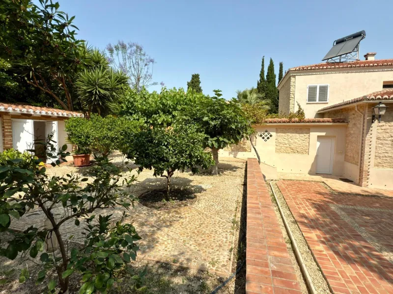 Exclusive Villa Surrounded by Nature in Alicante