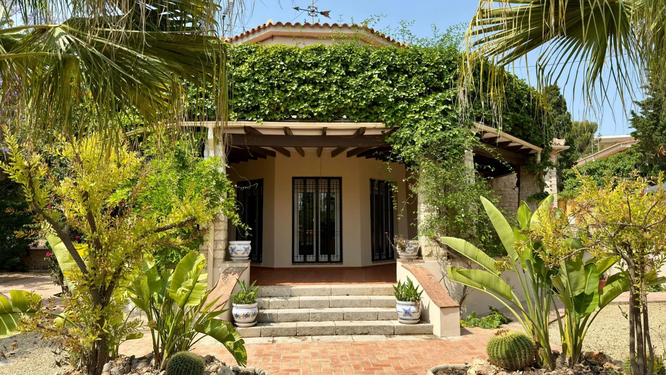 Exclusive Villa Surrounded by Nature in Alicante