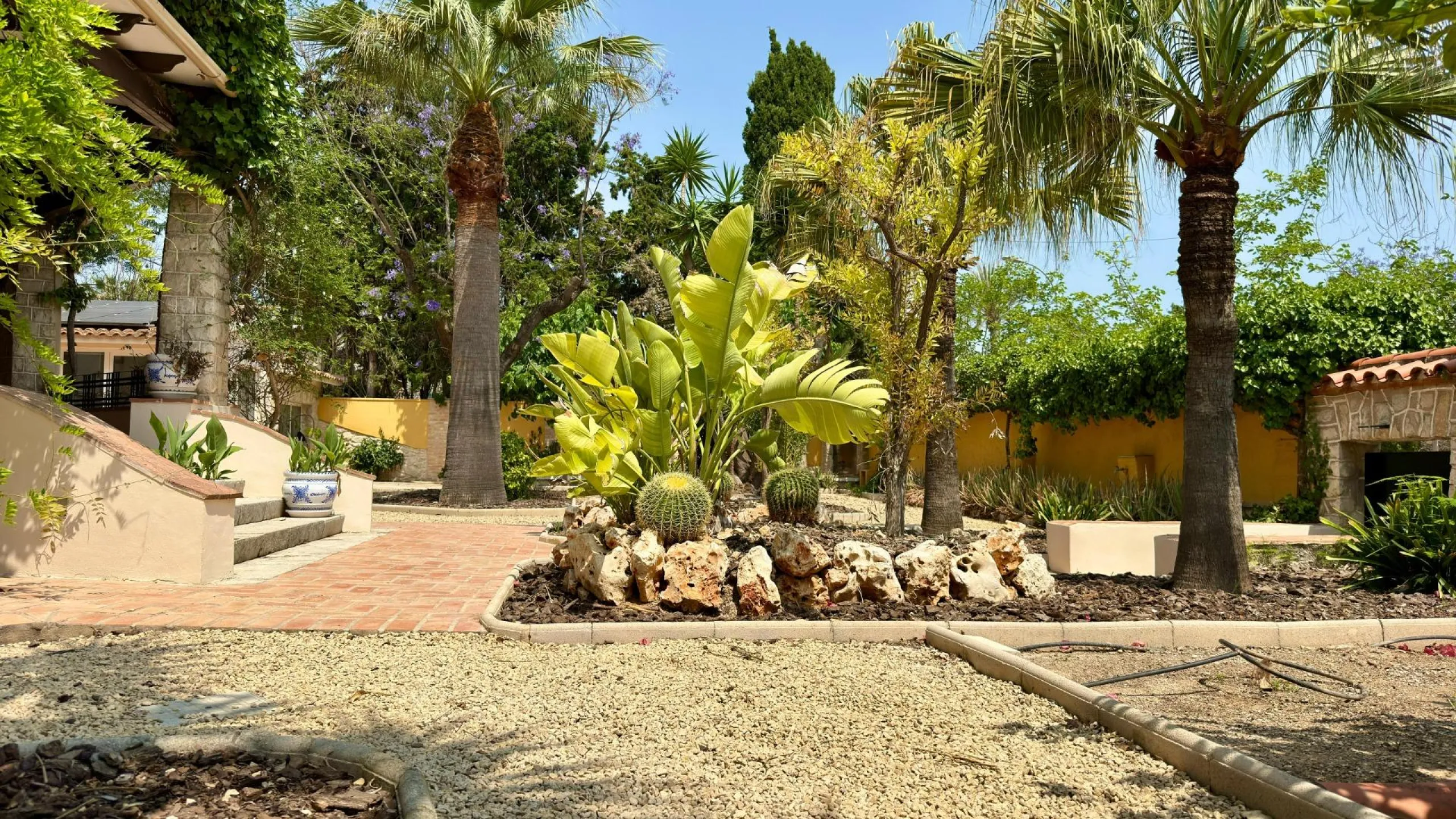 Exclusive Villa Surrounded by Nature in Alicante