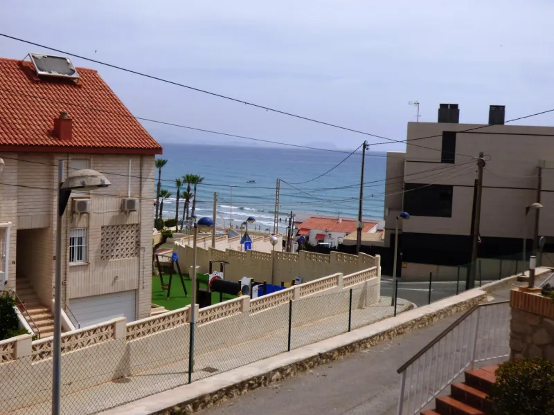 Chalet Adosado con Estilo Único a Pocos Pasos de la Playa de San Juan