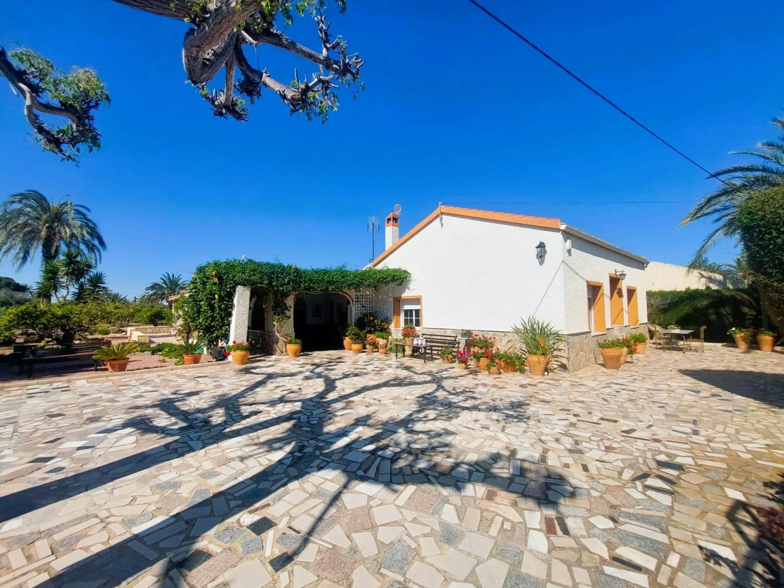 VILLA MEDITERRANEA A 400 METROS DE PLAYA. CON 3.000 M2 DE PARCELA Y 315 M2 DE CASA. 5 DORM. 2 BAÑOS.