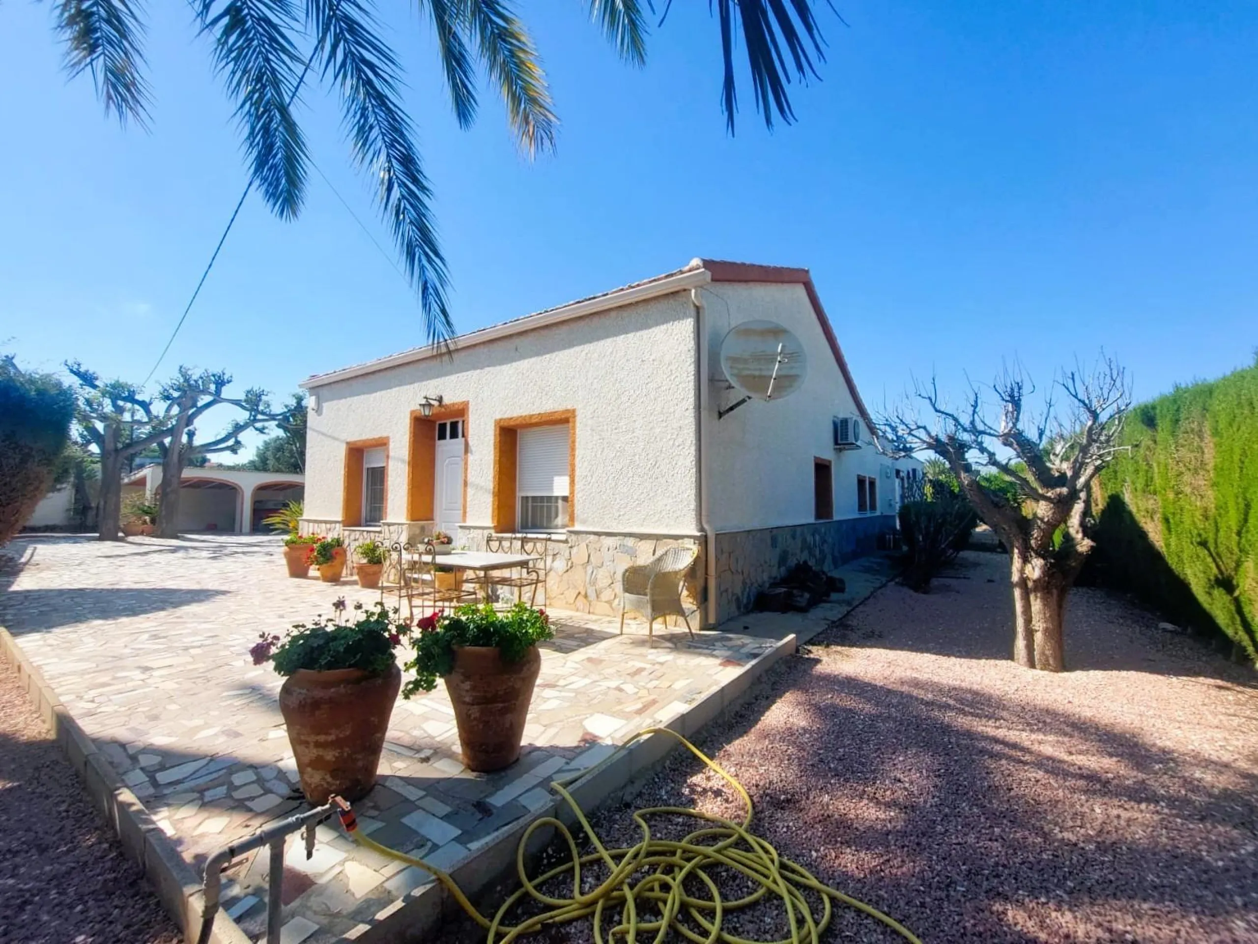 VILLA MEDITERRANEA A 400 METROS DE PLAYA. CON 3.000 M2 DE PARCELA Y 315 M2 DE CASA. 5 DORM. 2 BAÑOS.