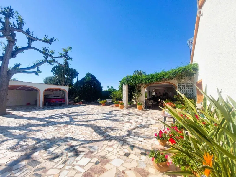 VILLA MEDITERRANEA A 400 METROS DE PLAYA. CON 3.000 M2 DE PARCELA Y 315 M2 DE CASA. 5 DORM. 2 BAÑOS.