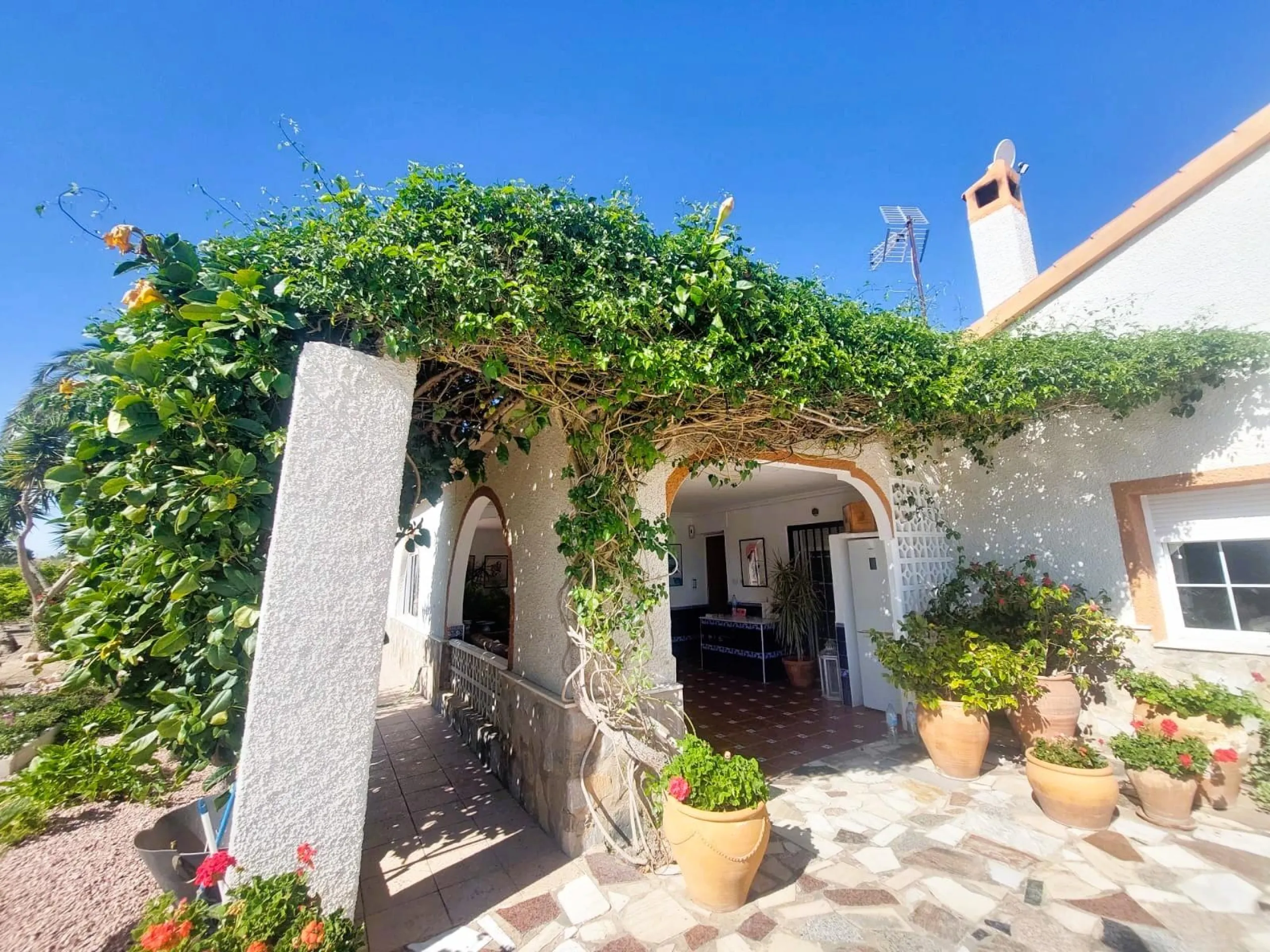 VILLA MEDITERRANEA A 400 METROS DE PLAYA. CON 3.000 M2 DE PARCELA Y 315 M2 DE CASA. 5 DORM. 2 BAÑOS.