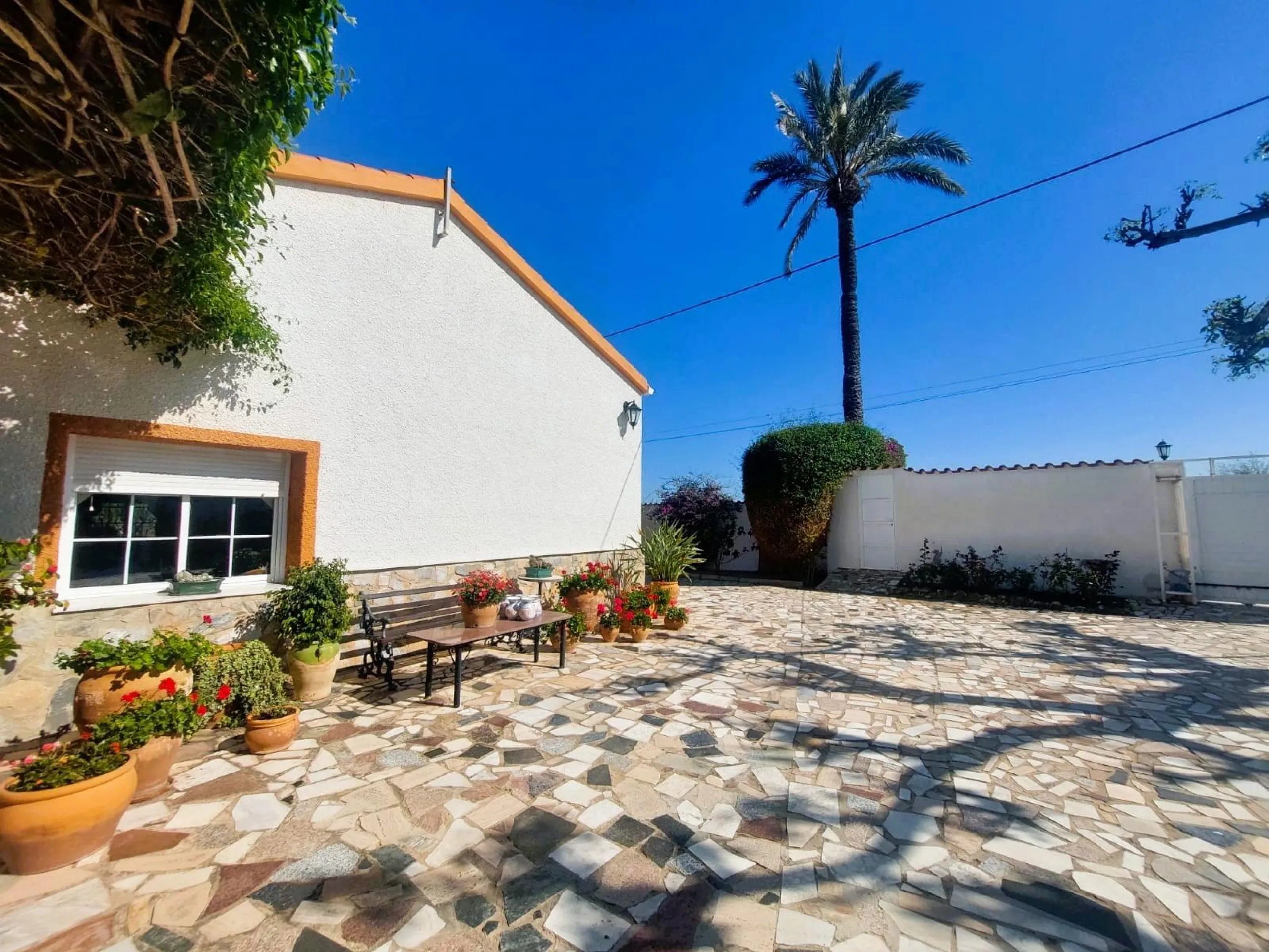 VILLA MEDITERRANEA A 400 METROS DE PLAYA. CON 3.000 M2 DE PARCELA Y 315 M2 DE CASA. 5 DORM. 2 BAÑOS.
