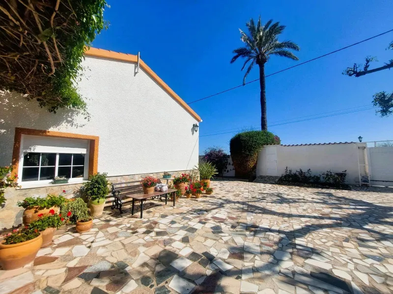 VILLA MEDITERRANEA A 400 METROS DE PLAYA. CON 3.000 M2 DE PARCELA Y 315 M2 DE CASA. 5 DORM. 2 BAÑOS.