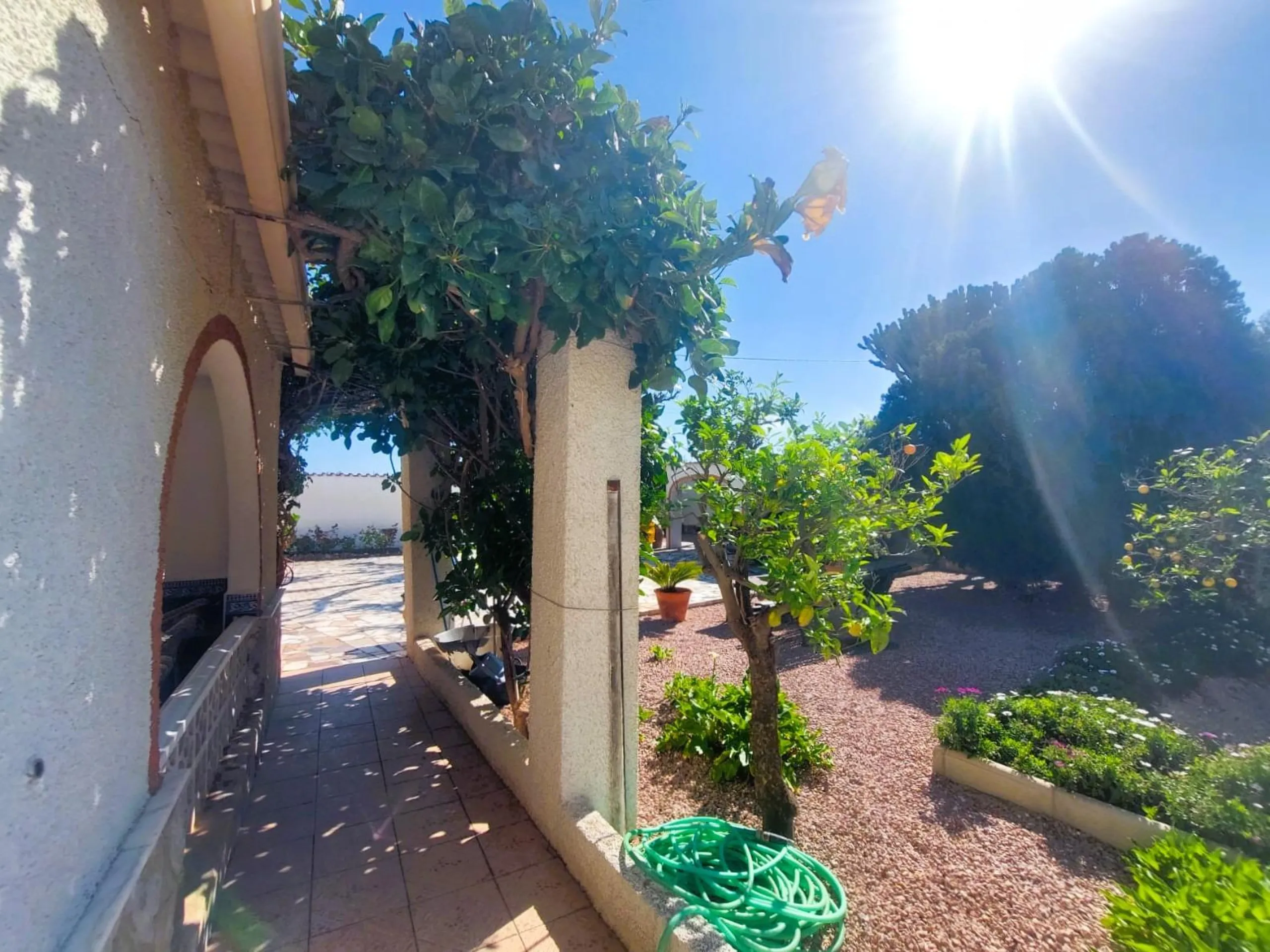 VILLA MEDITERRANEA A 400 METROS DE PLAYA. CON 3.000 M2 DE PARCELA Y 315 M2 DE CASA. 5 DORM. 2 BAÑOS.