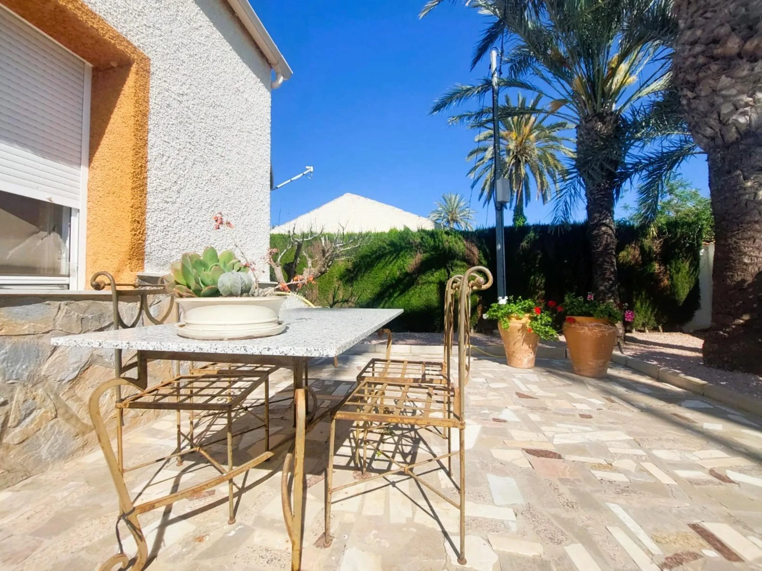 VILLA MEDITERRANEA A 400 METROS DE PLAYA. CON 3.000 M2 DE PARCELA Y 315 M2 DE CASA. 5 DORM. 2 BAÑOS.