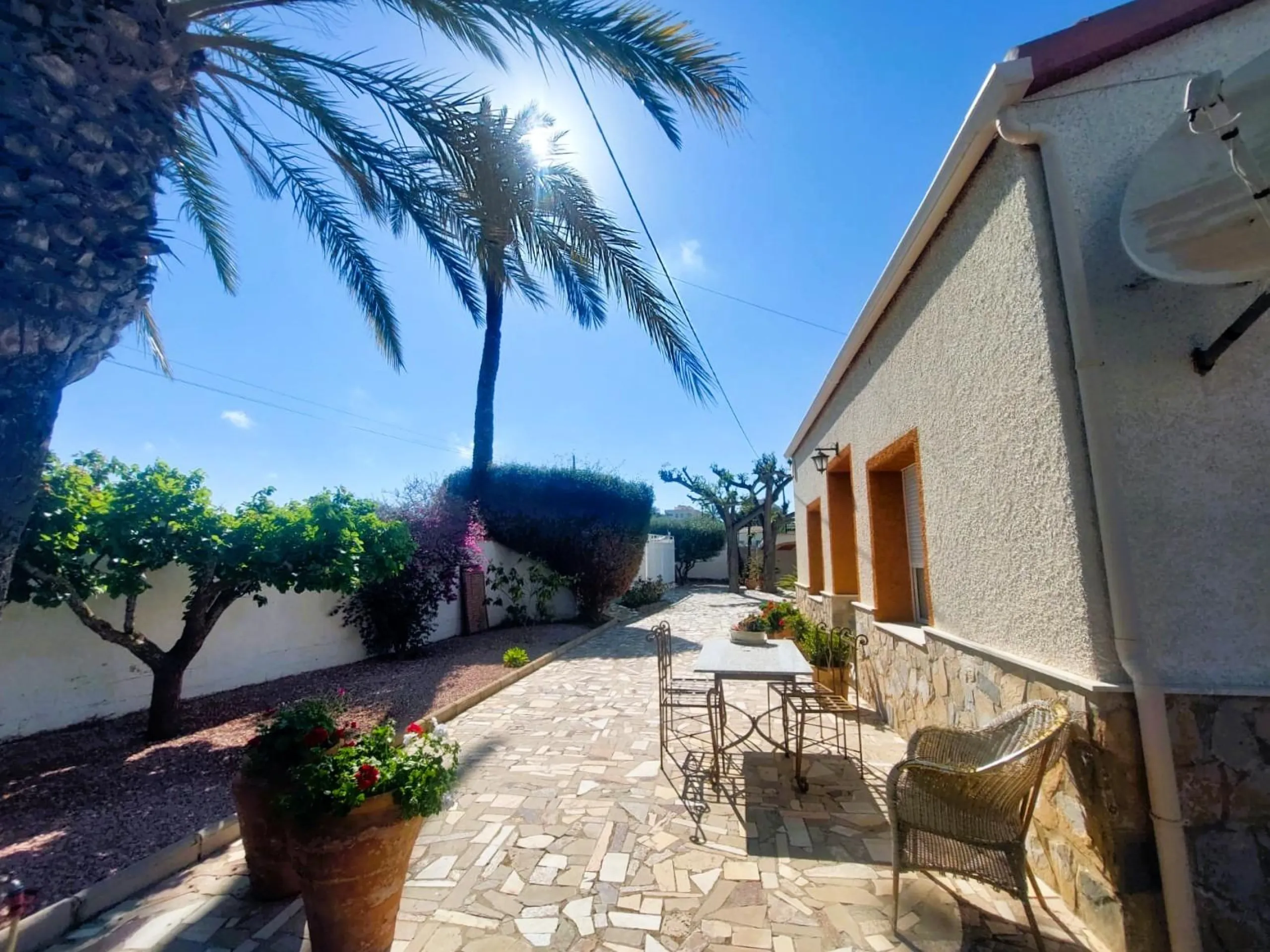VILLA MEDITERRANEA A 400 METROS DE PLAYA. CON 3.000 M2 DE PARCELA Y 315 M2 DE CASA. 5 DORM. 2 BAÑOS.