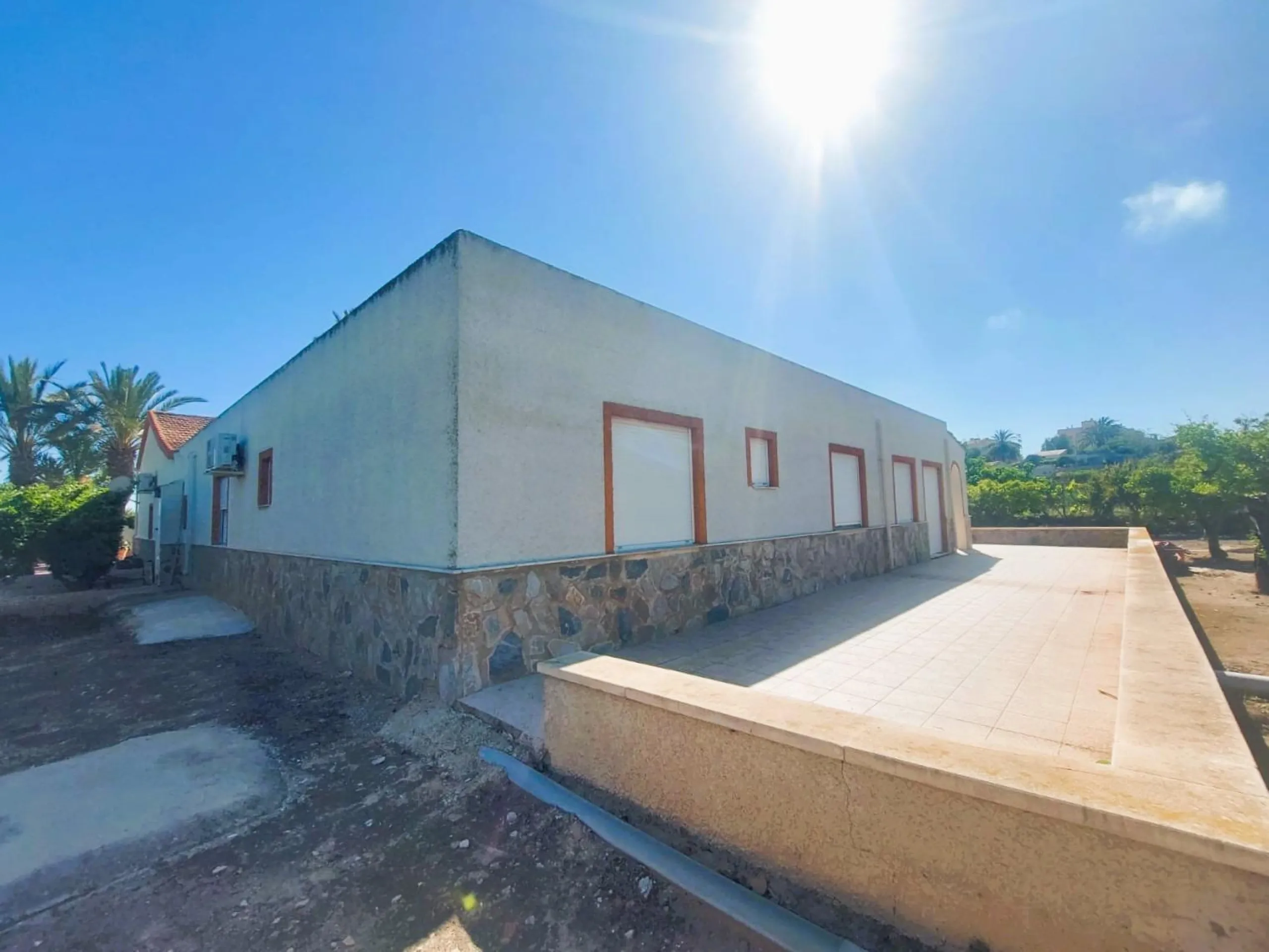 VILLA MEDITERRANEA A 400 METROS DE PLAYA. CON 3.000 M2 DE PARCELA Y 315 M2 DE CASA. 5 DORM. 2 BAÑOS.