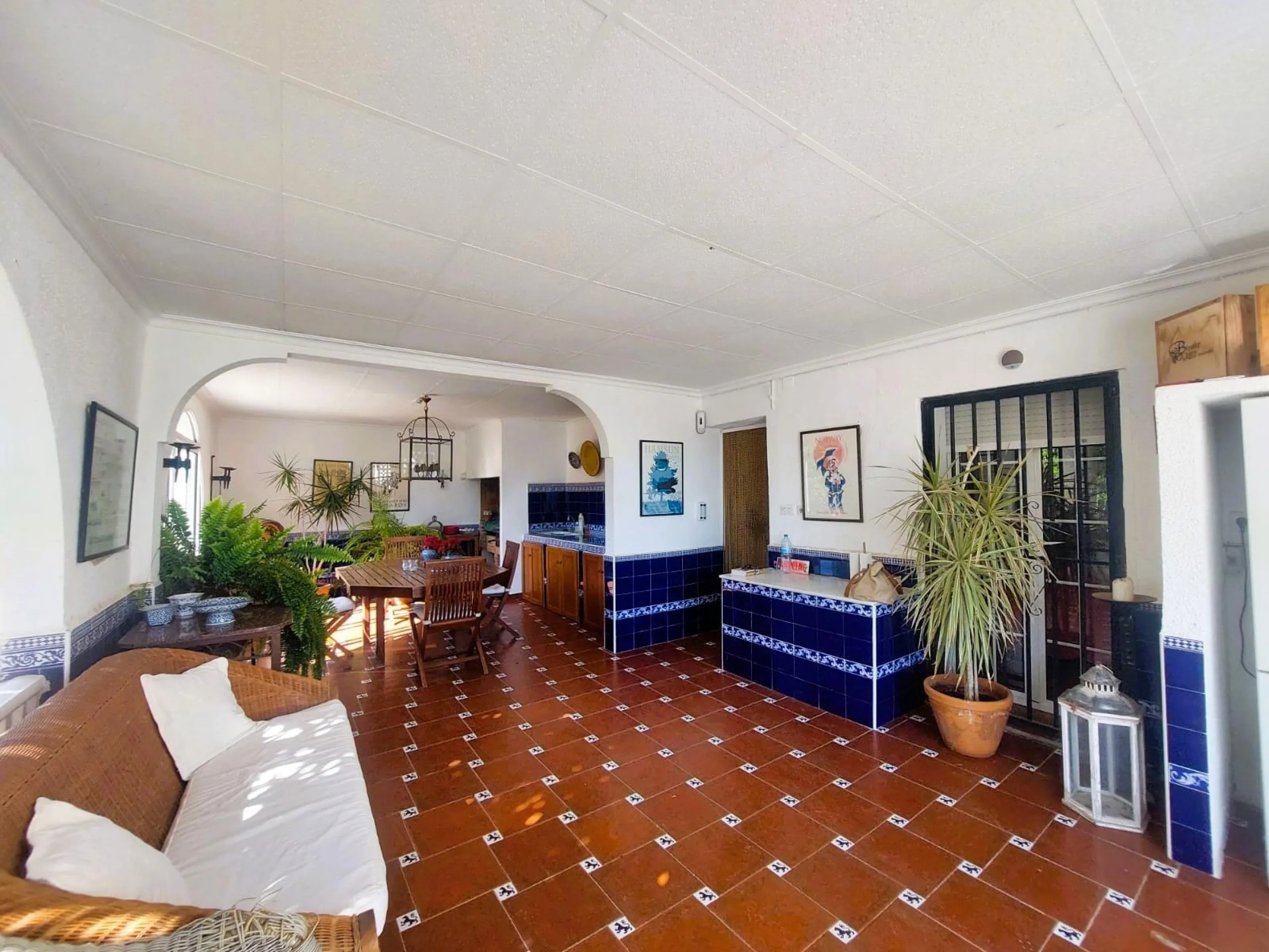 VILLA MEDITERRANEA A 400 METROS DE PLAYA. CON 3.000 M2 DE PARCELA Y 315 M2 DE CASA. 5 DORM. 2 BAÑOS.