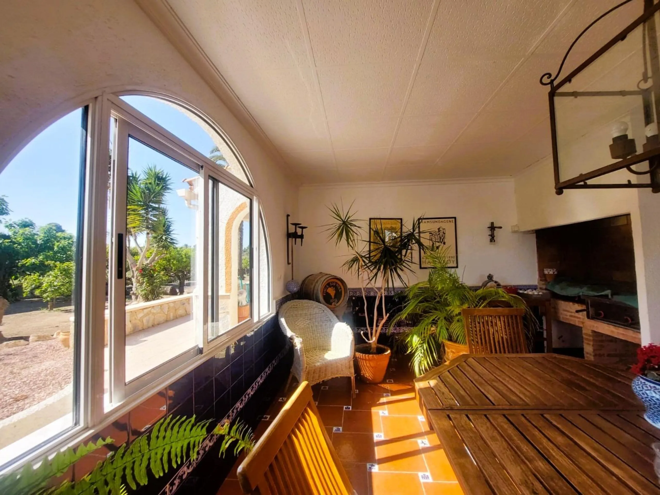VILLA MEDITERRANEA A 400 METROS DE PLAYA. CON 3.000 M2 DE PARCELA Y 315 M2 DE CASA. 5 DORM. 2 BAÑOS.