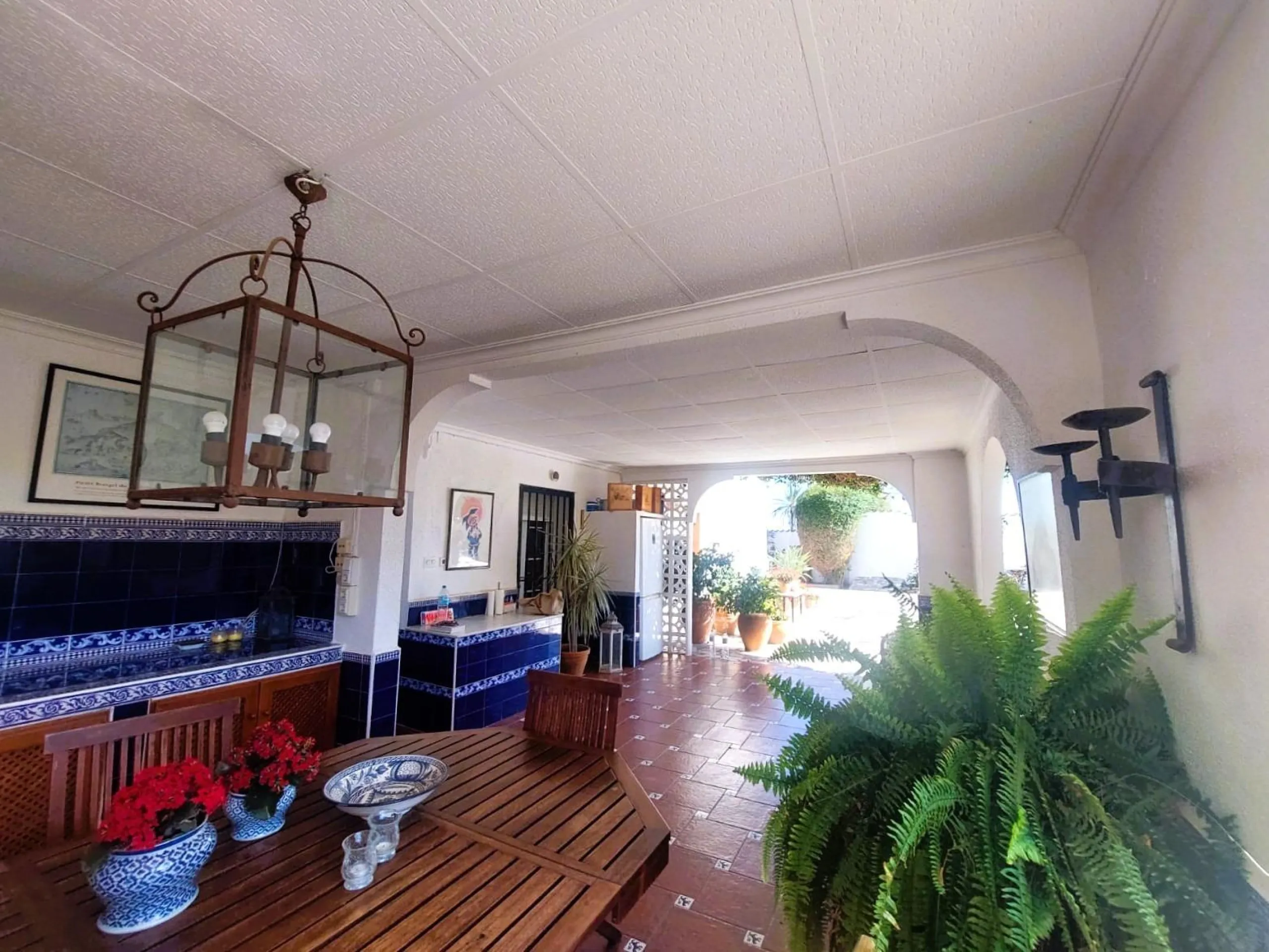 VILLA MEDITERRANEA A 400 METROS DE PLAYA. CON 3.000 M2 DE PARCELA Y 315 M2 DE CASA. 5 DORM. 2 BAÑOS.