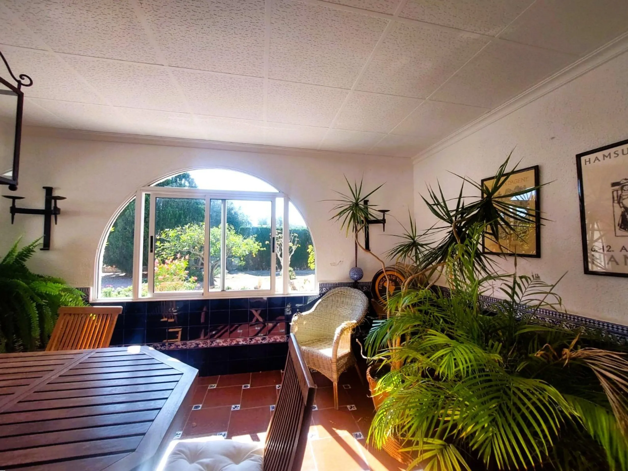 VILLA MEDITERRANEA A 400 METROS DE PLAYA. CON 3.000 M2 DE PARCELA Y 315 M2 DE CASA. 5 DORM. 2 BAÑOS.