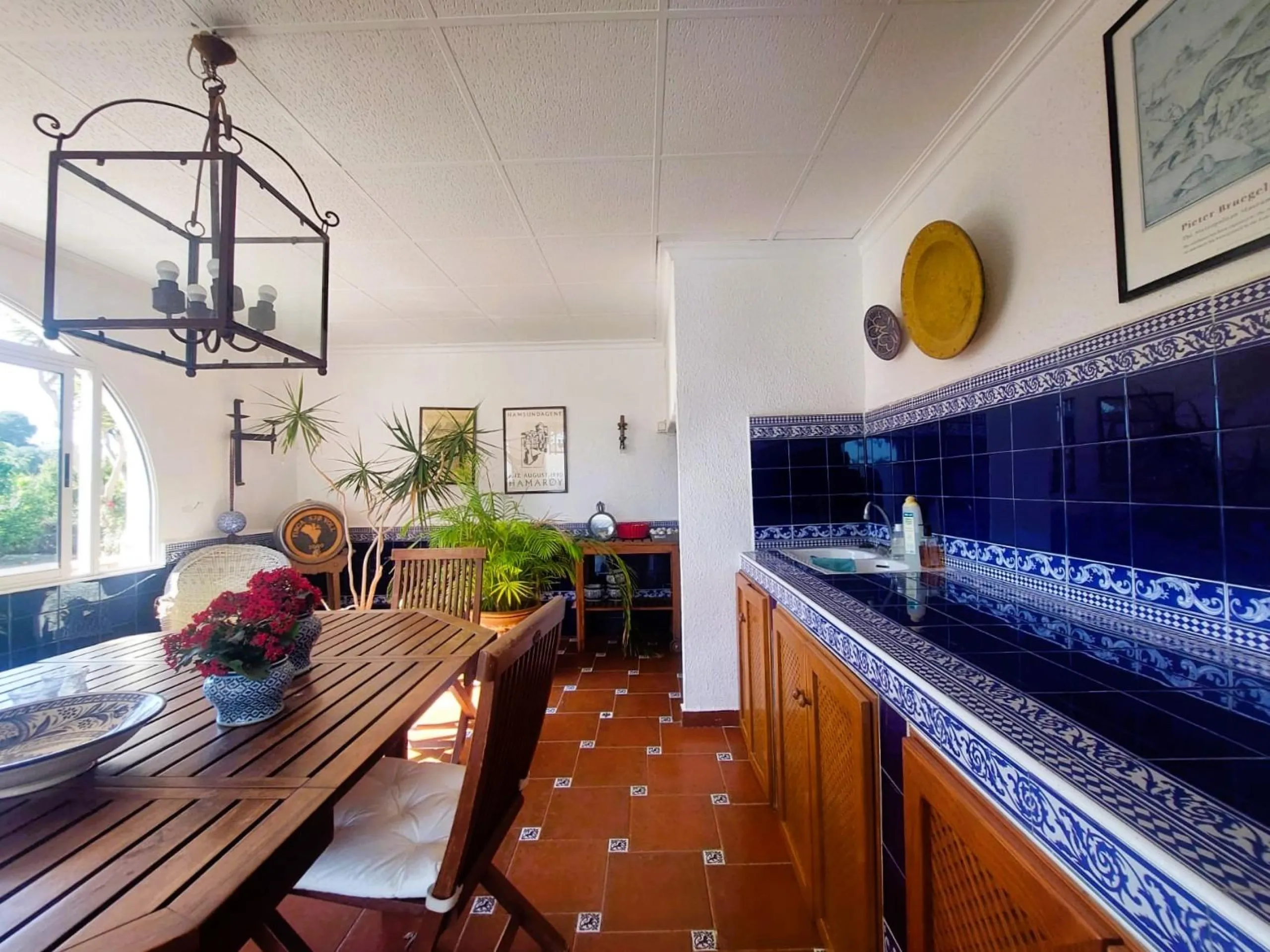 VILLA MEDITERRANEA A 400 METROS DE PLAYA. CON 3.000 M2 DE PARCELA Y 315 M2 DE CASA. 5 DORM. 2 BAÑOS.