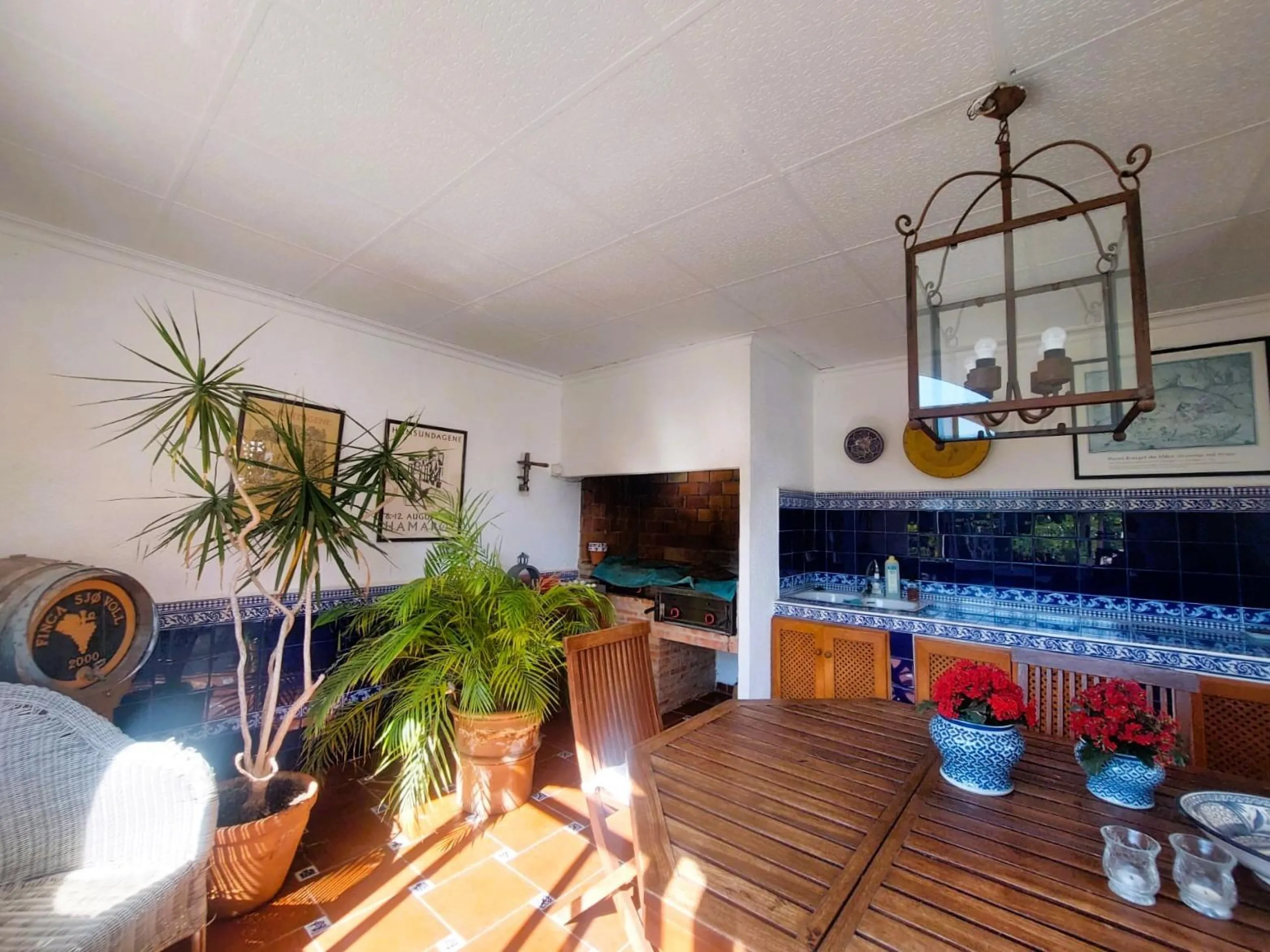 VILLA MEDITERRANEA A 400 METROS DE PLAYA. CON 3.000 M2 DE PARCELA Y 315 M2 DE CASA. 5 DORM. 2 BAÑOS.