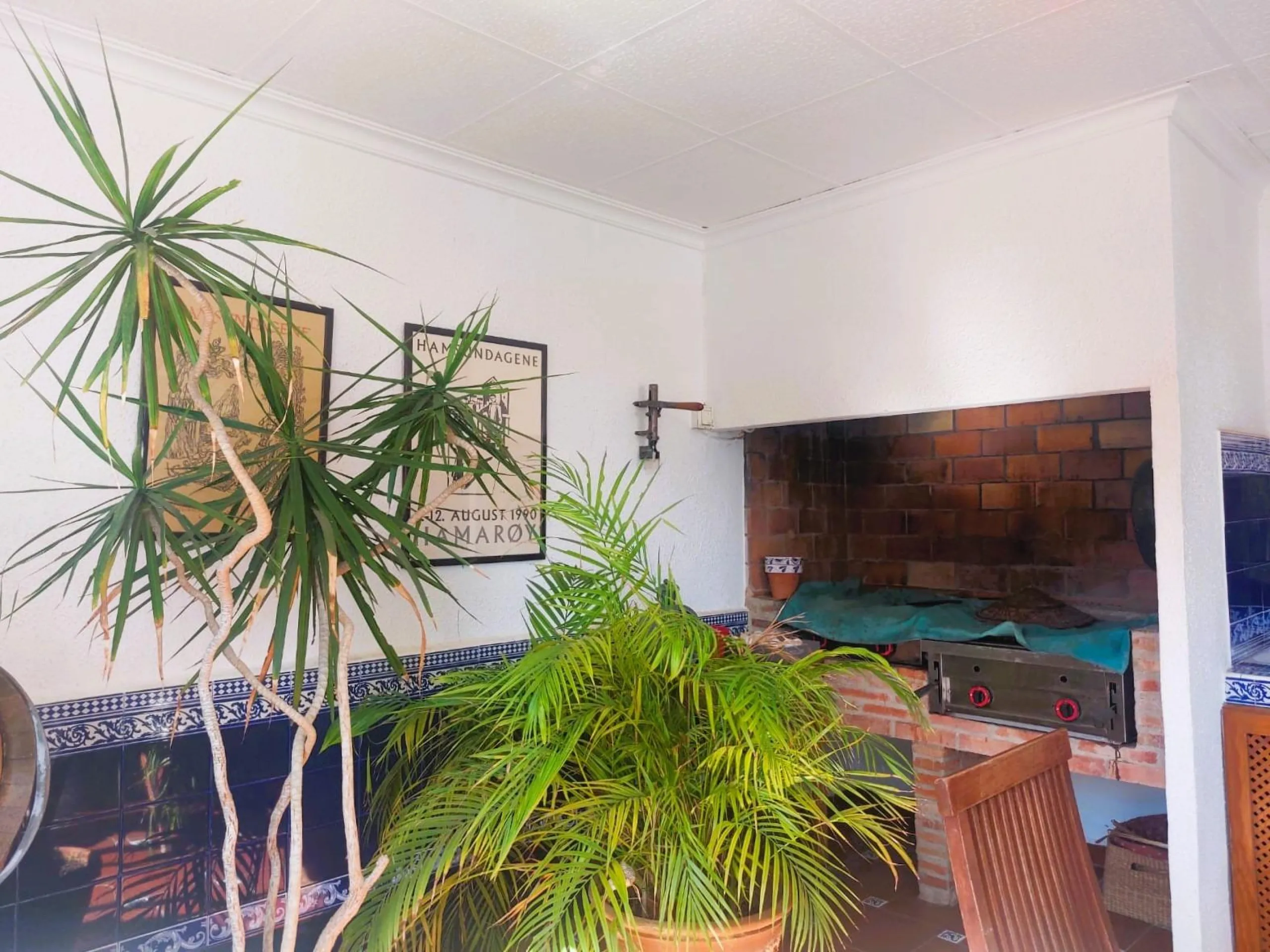 VILLA MEDITERRANEA A 400 METROS DE PLAYA. CON 3.000 M2 DE PARCELA Y 315 M2 DE CASA. 5 DORM. 2 BAÑOS.