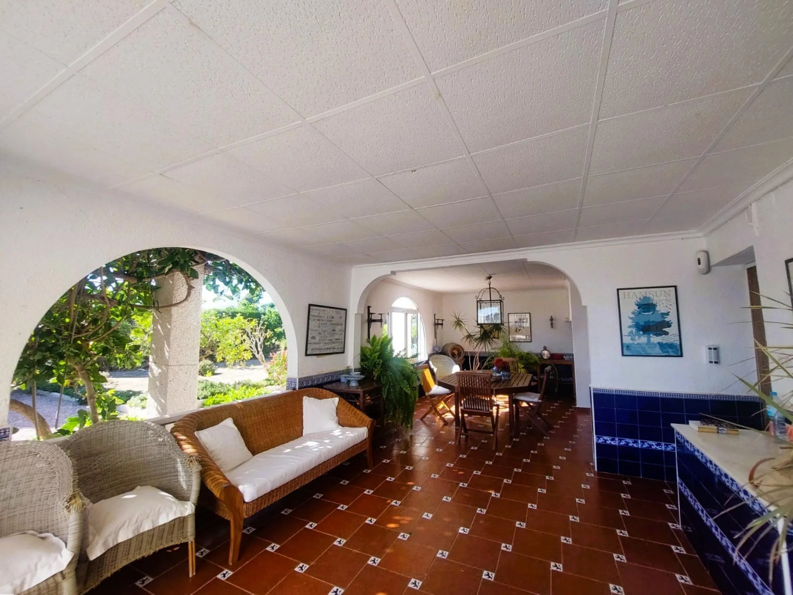VILLA MEDITERRANEA A 400 METROS DE PLAYA. CON 3.000 M2 DE PARCELA Y 315 M2 DE CASA. 5 DORM. 2 BAÑOS.