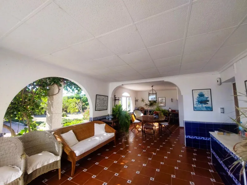 VILLA MEDITERRANEA A 400 METROS DE PLAYA. CON 3.000 M2 DE PARCELA Y 315 M2 DE CASA. 5 DORM. 2 BAÑOS.