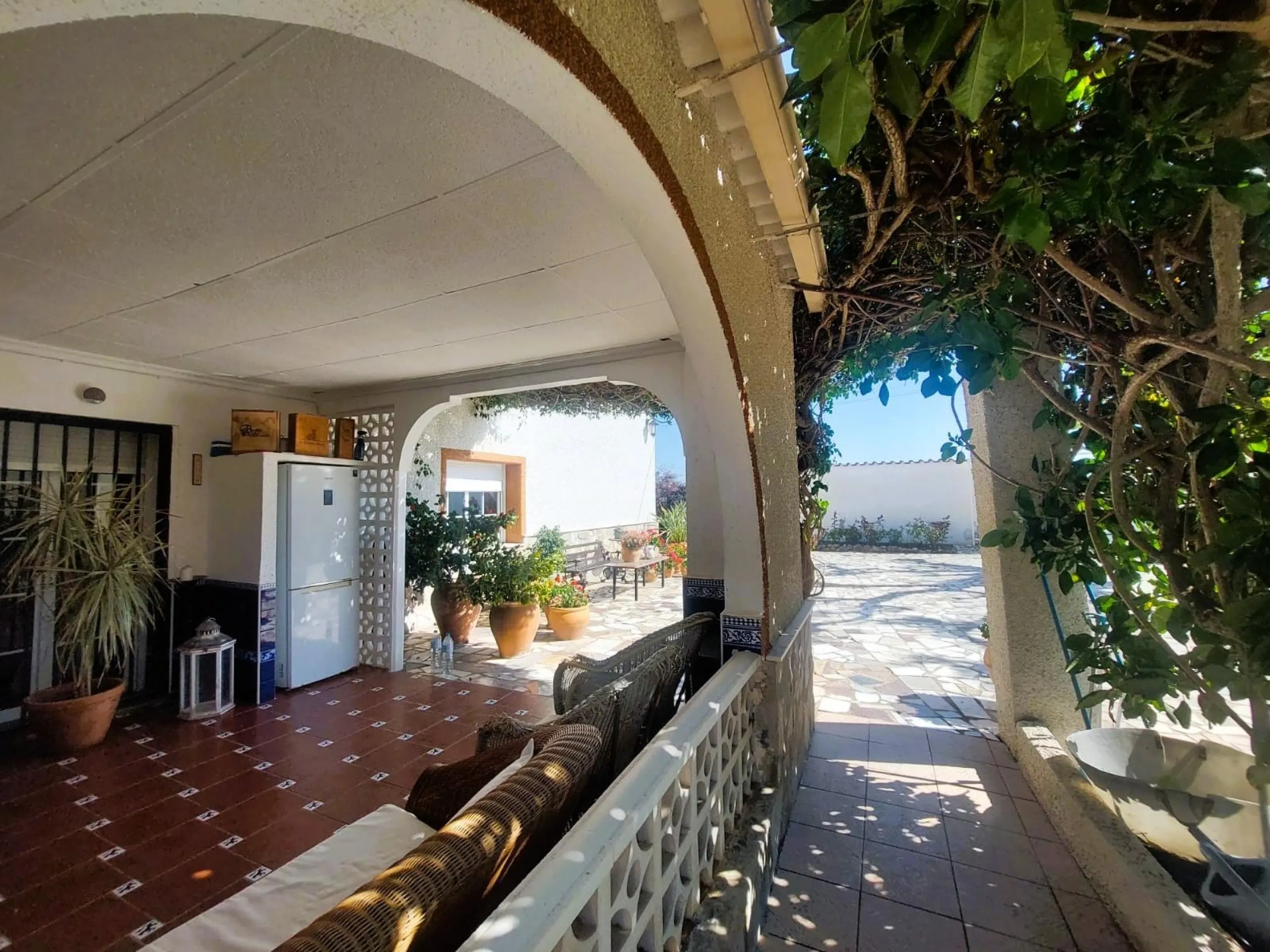 VILLA MEDITERRANEA A 400 METROS DE PLAYA. CON 3.000 M2 DE PARCELA Y 315 M2 DE CASA. 5 DORM. 2 BAÑOS.