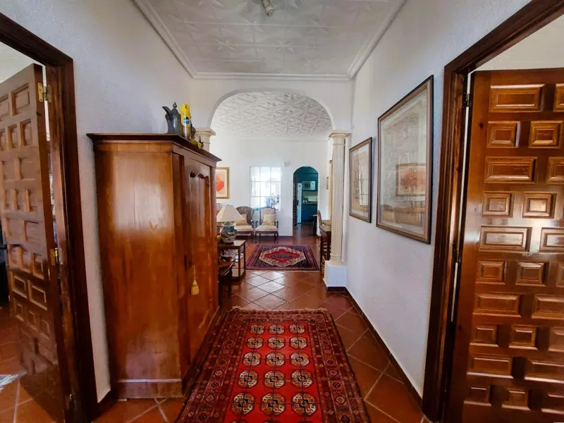 VILLA MEDITERRANEA A 400 METROS DE PLAYA. CON 3.000 M2 DE PARCELA Y 315 M2 DE CASA. 5 DORM. 2 BAÑOS.