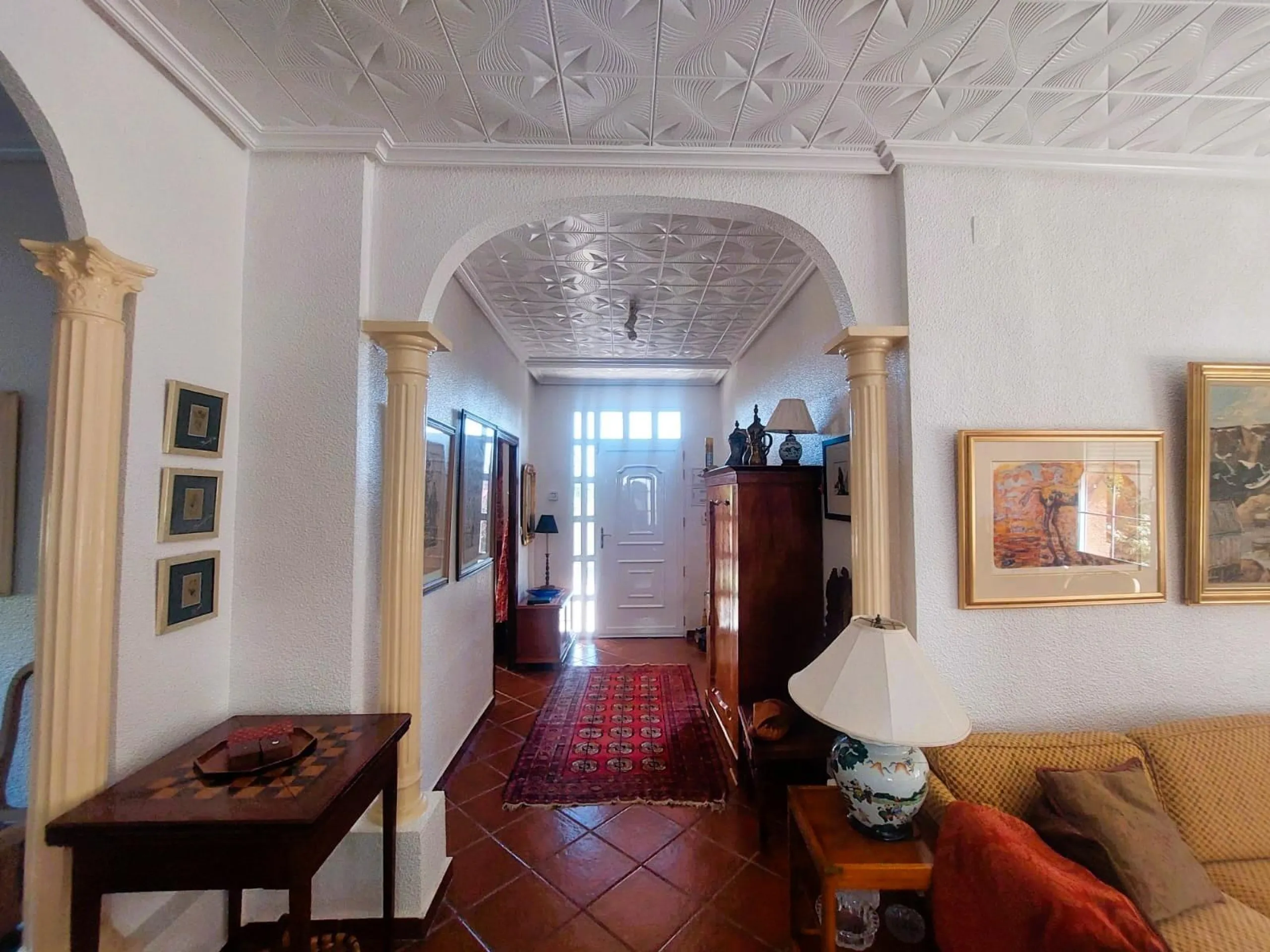 VILLA MEDITERRANEA A 400 METROS DE PLAYA. CON 3.000 M2 DE PARCELA Y 315 M2 DE CASA. 5 DORM. 2 BAÑOS.