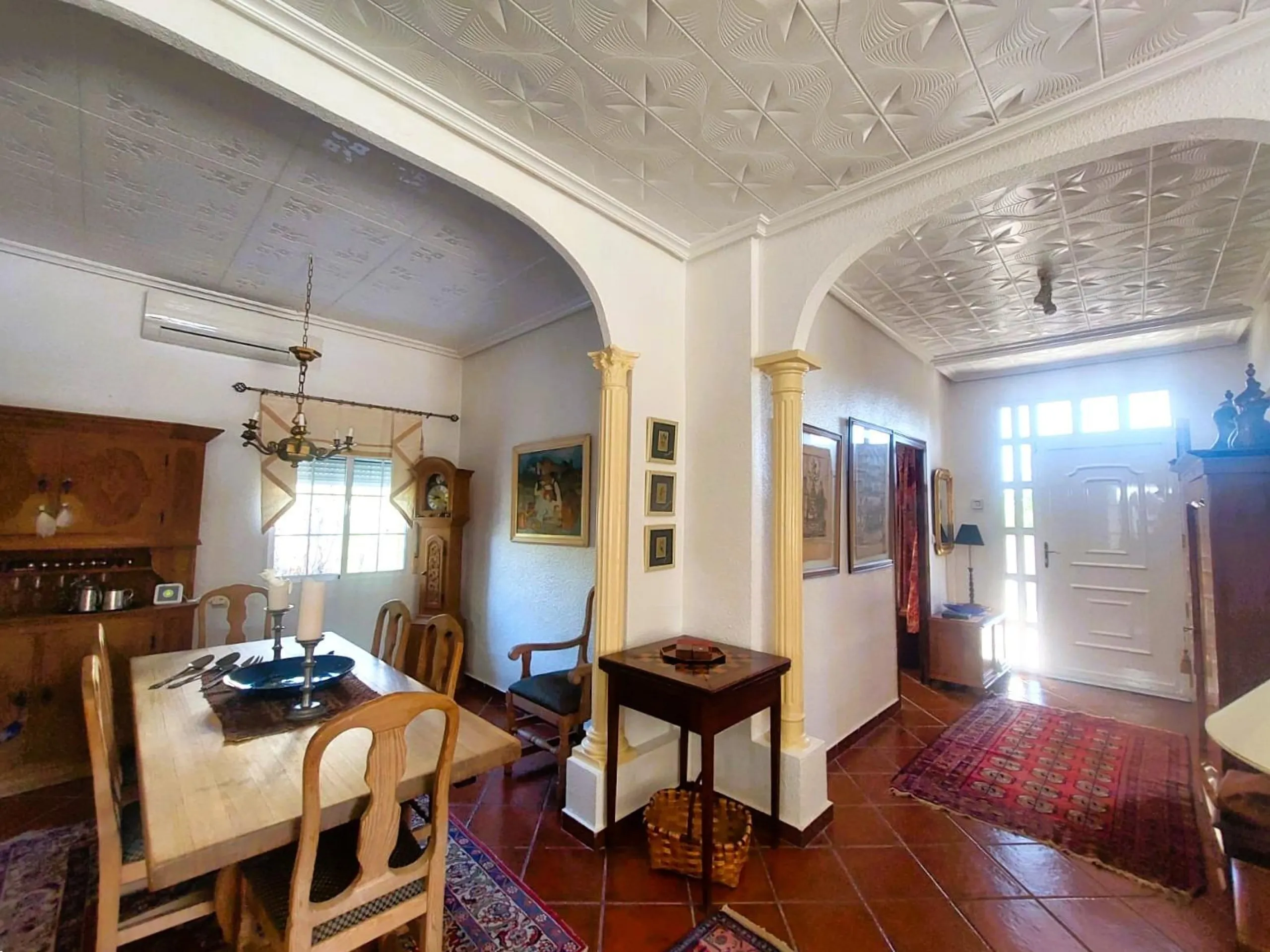 VILLA MEDITERRANEA A 400 METROS DE PLAYA. CON 3.000 M2 DE PARCELA Y 315 M2 DE CASA. 5 DORM. 2 BAÑOS.