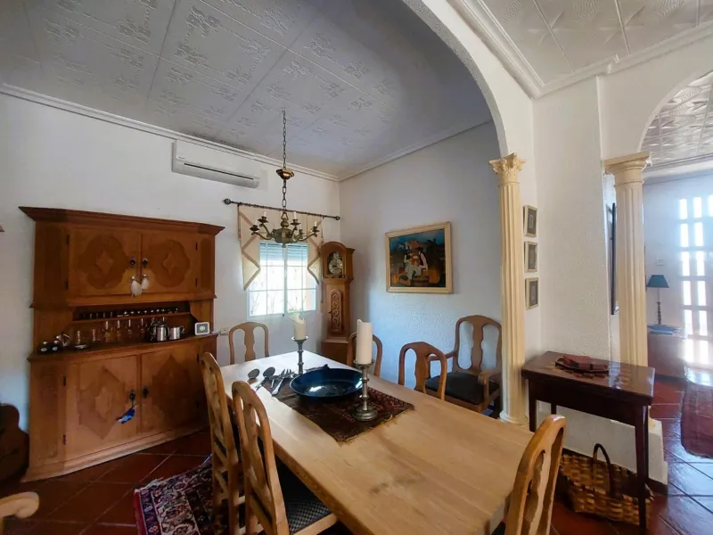 VILLA MEDITERRANEA A 400 METROS DE PLAYA. CON 3.000 M2 DE PARCELA Y 315 M2 DE CASA. 5 DORM. 2 BAÑOS.