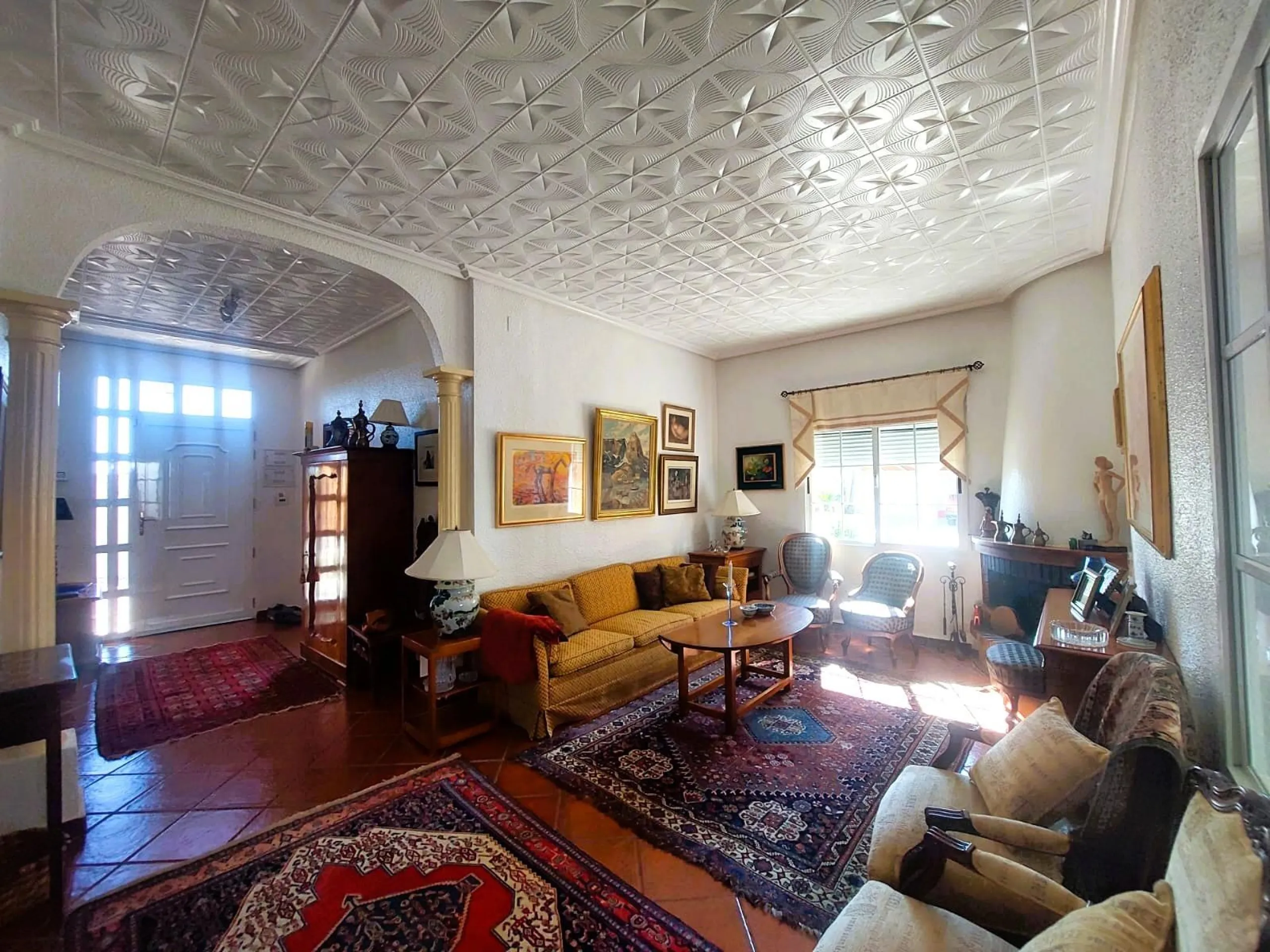 VILLA MEDITERRANEA A 400 METROS DE PLAYA. CON 3.000 M2 DE PARCELA Y 315 M2 DE CASA. 5 DORM. 2 BAÑOS.