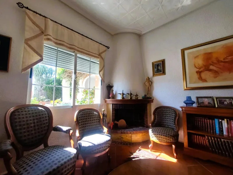 VILLA MEDITERRANEA A 400 METROS DE PLAYA. CON 3.000 M2 DE PARCELA Y 315 M2 DE CASA. 5 DORM. 2 BAÑOS.