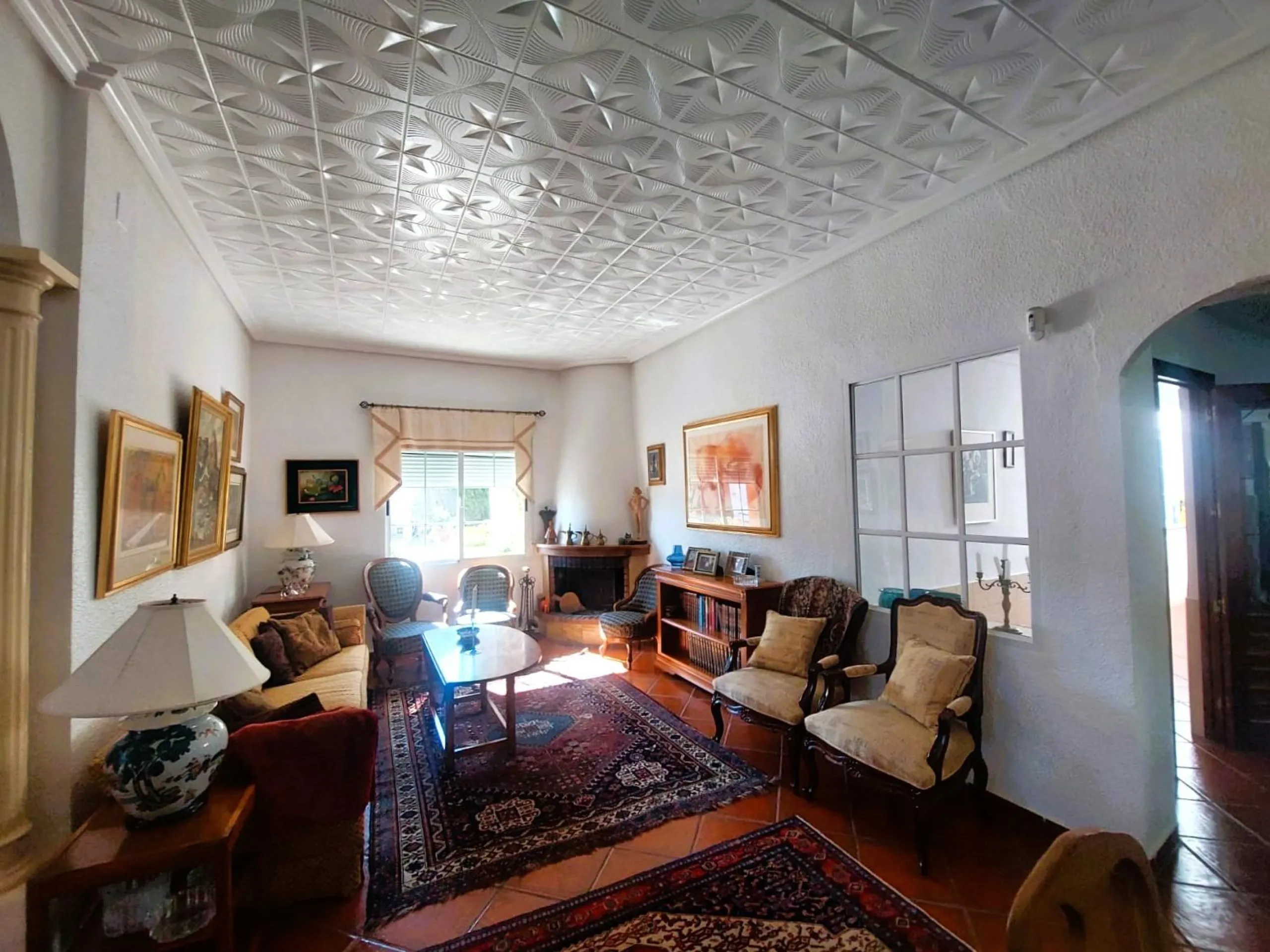 VILLA MEDITERRANEA A 400 METROS DE PLAYA. CON 3.000 M2 DE PARCELA Y 315 M2 DE CASA. 5 DORM. 2 BAÑOS.