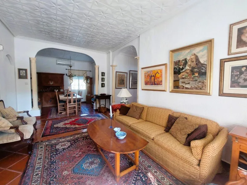 VILLA MEDITERRANEA A 400 METROS DE PLAYA. CON 3.000 M2 DE PARCELA Y 315 M2 DE CASA. 5 DORM. 2 BAÑOS.