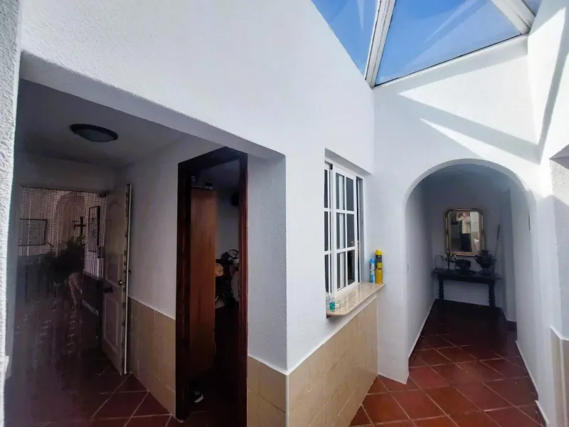 VILLA MEDITERRANEA A 400 METROS DE PLAYA. CON 3.000 M2 DE PARCELA Y 315 M2 DE CASA. 5 DORM. 2 BAÑOS.