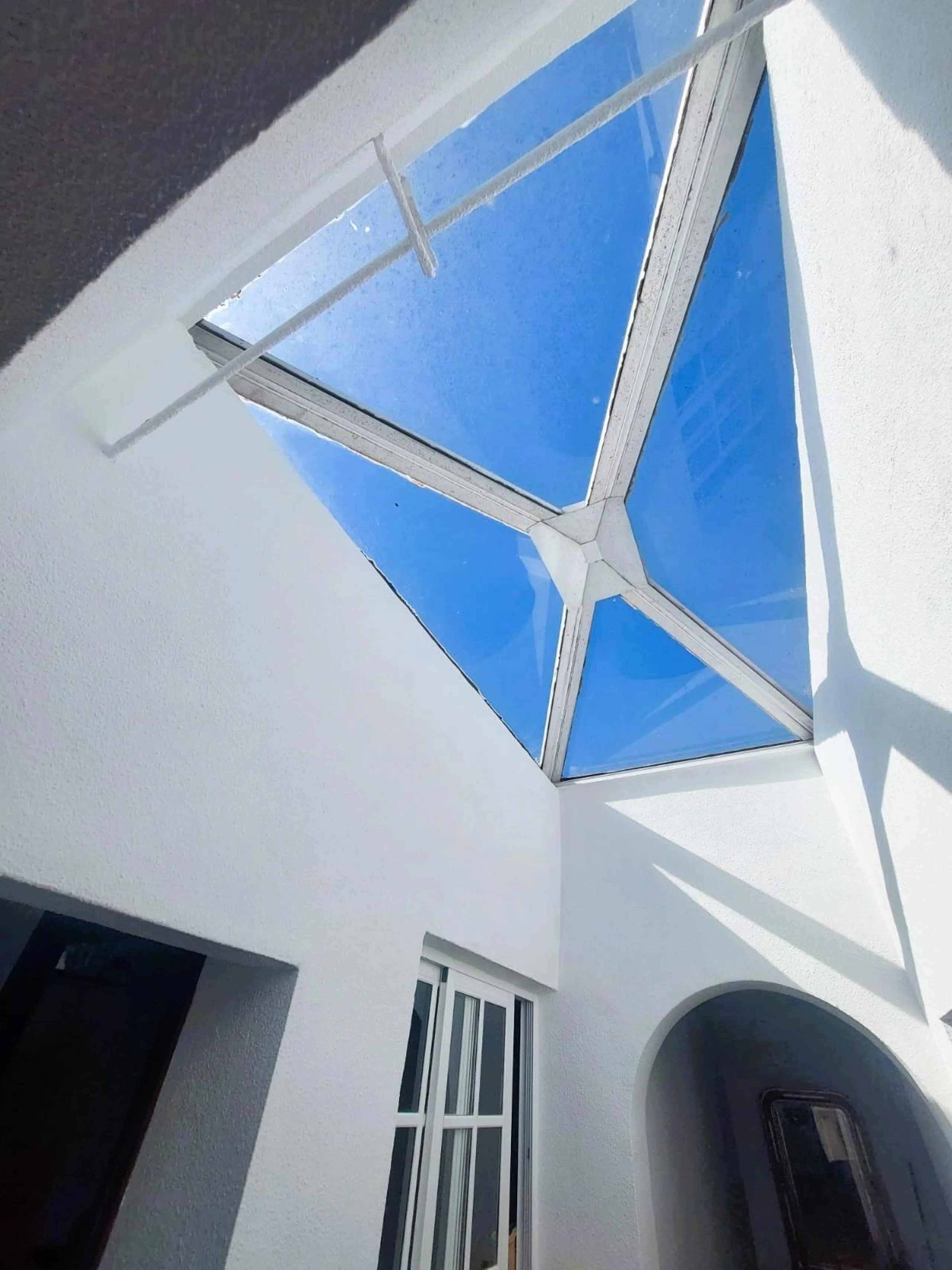 VILLA MEDITERRANEA A 400 METROS DE PLAYA. CON 3.000 M2 DE PARCELA Y 315 M2 DE CASA. 5 DORM. 2 BAÑOS.