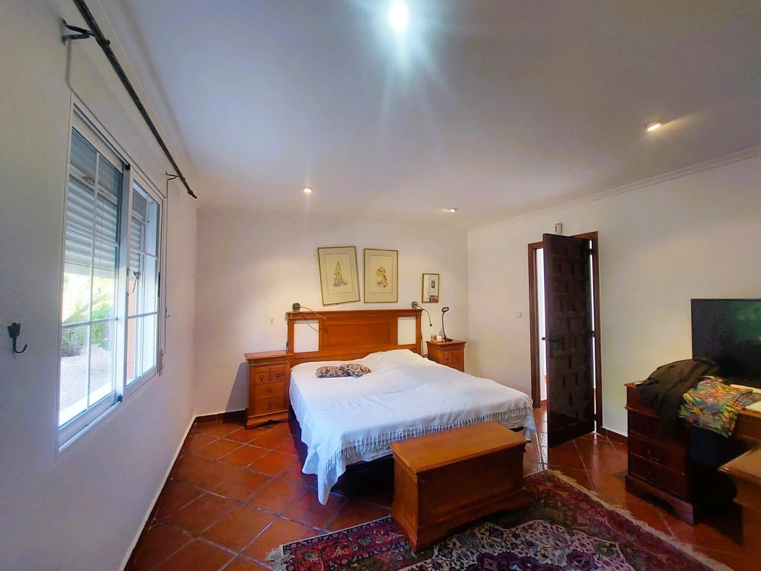 VILLA MEDITERRANEA A 400 METROS DE PLAYA. CON 3.000 M2 DE PARCELA Y 315 M2 DE CASA. 5 DORM. 2 BAÑOS.