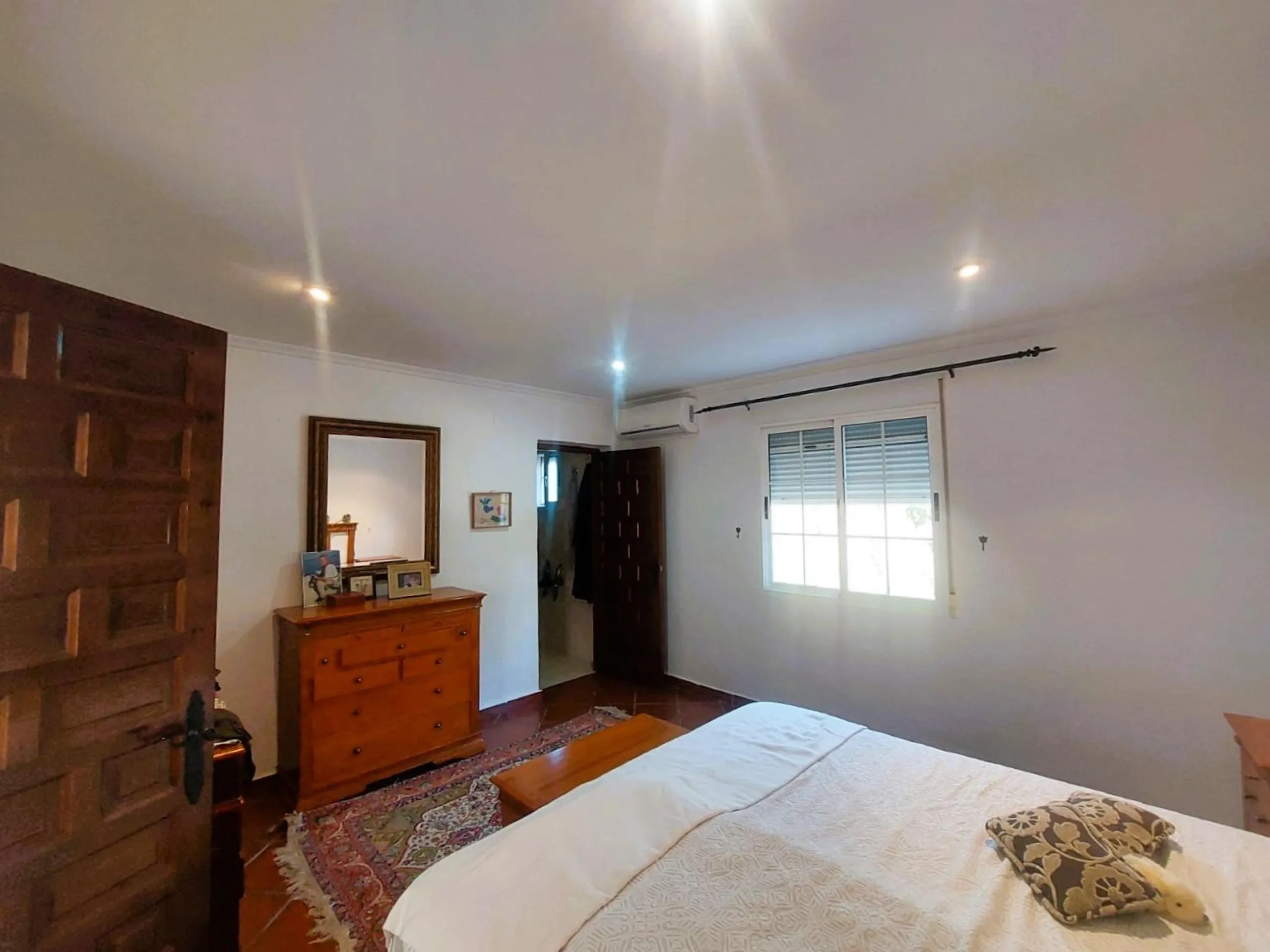 VILLA MEDITERRANEA A 400 METROS DE PLAYA. CON 3.000 M2 DE PARCELA Y 315 M2 DE CASA. 5 DORM. 2 BAÑOS.